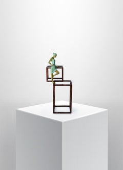 Zeitgenössischer Bronzetisch ""Kuba-Würfel III", Wandskulptur, figuratives Tanzen