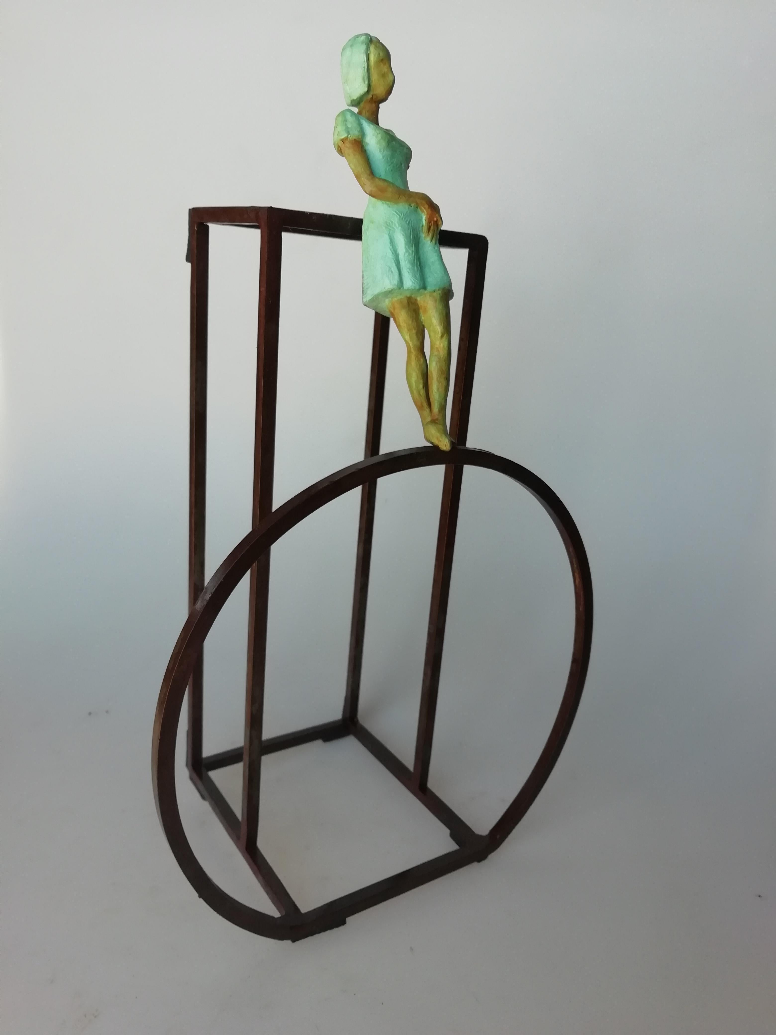 Figurative Sculpture de Joan Artigas Planas - "Mirador II" mesa contemporánea de bronce, escultura mural niña figurativa