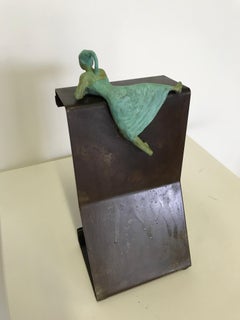 Zeitgenössischer „Effort III“-Tisch aus Bronze, Wandskulptur, figuratives Klettermädchen