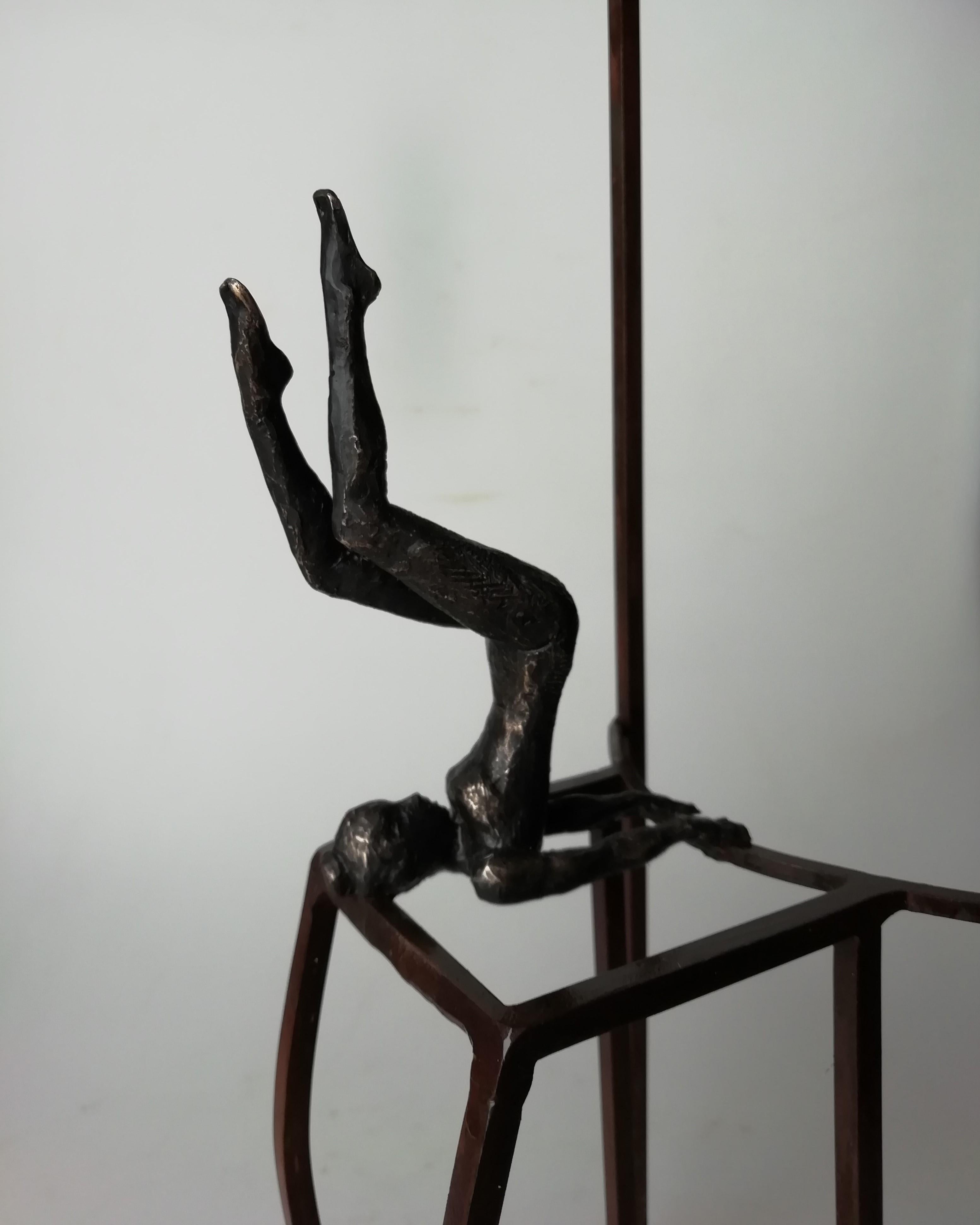 Yoga è una scultura in bronzo con patina nera, collegata a una base in acciaio. L'edizione è di 25 copie. Questa scultura può essere appoggiata su una mensola o appesa alla parete. Joan vuole catturare la sensualità e l'eleganza della posa