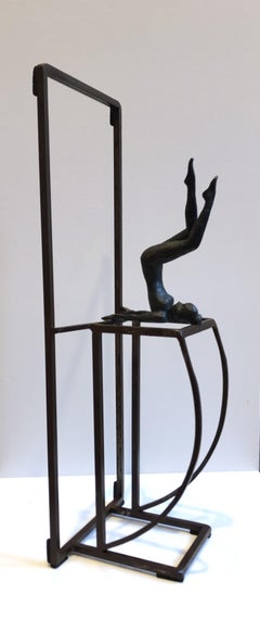 Table « Yoga » contemporaine en bronze, sculpture murale figurative fille en train de se détendre en yoga
