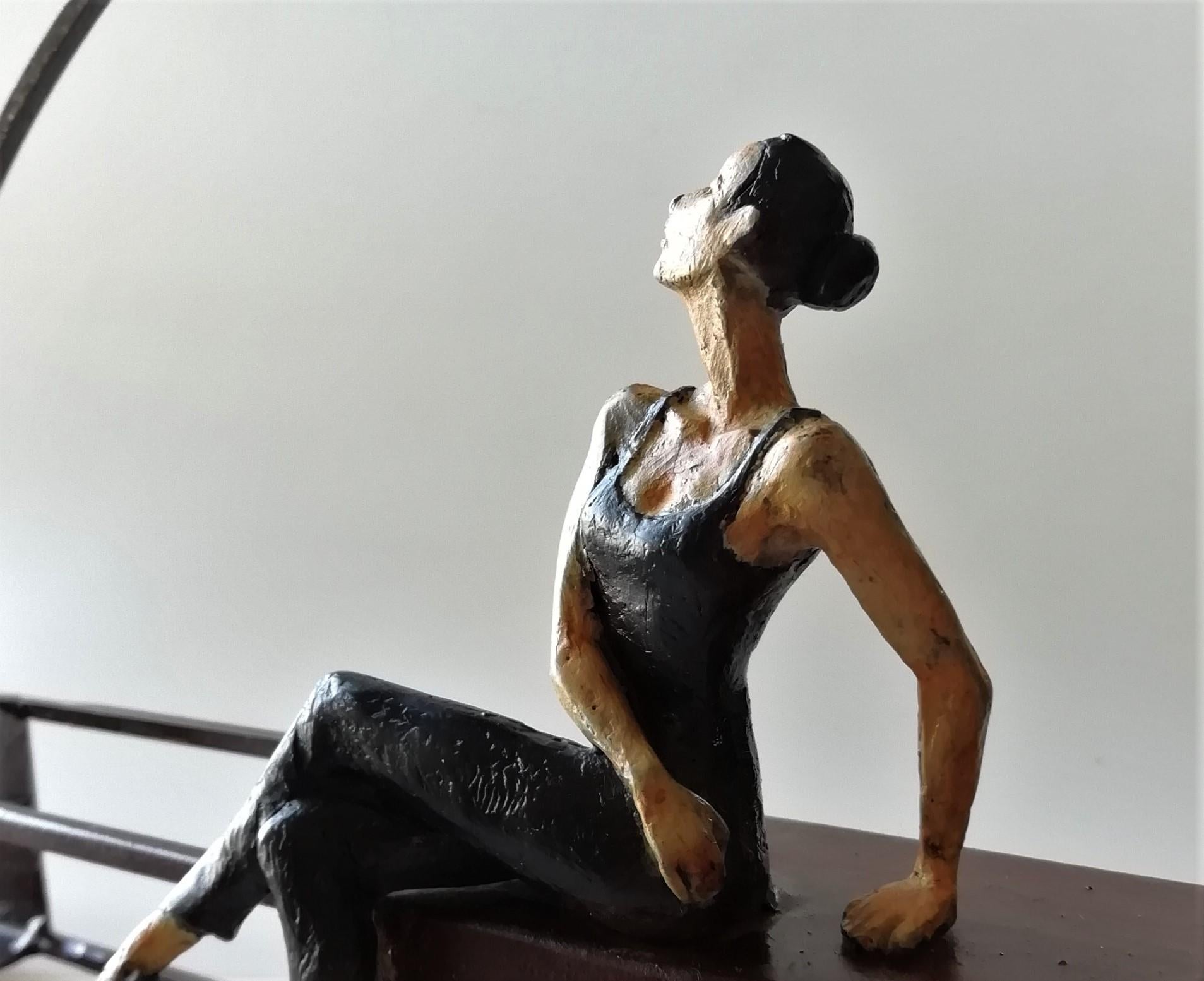 Table « Hope » contemporaine en bronze, sculpture murale figurative représentant une jeune fille en train de se sentir heureuse - Sculpture de Joan Artigas Planas