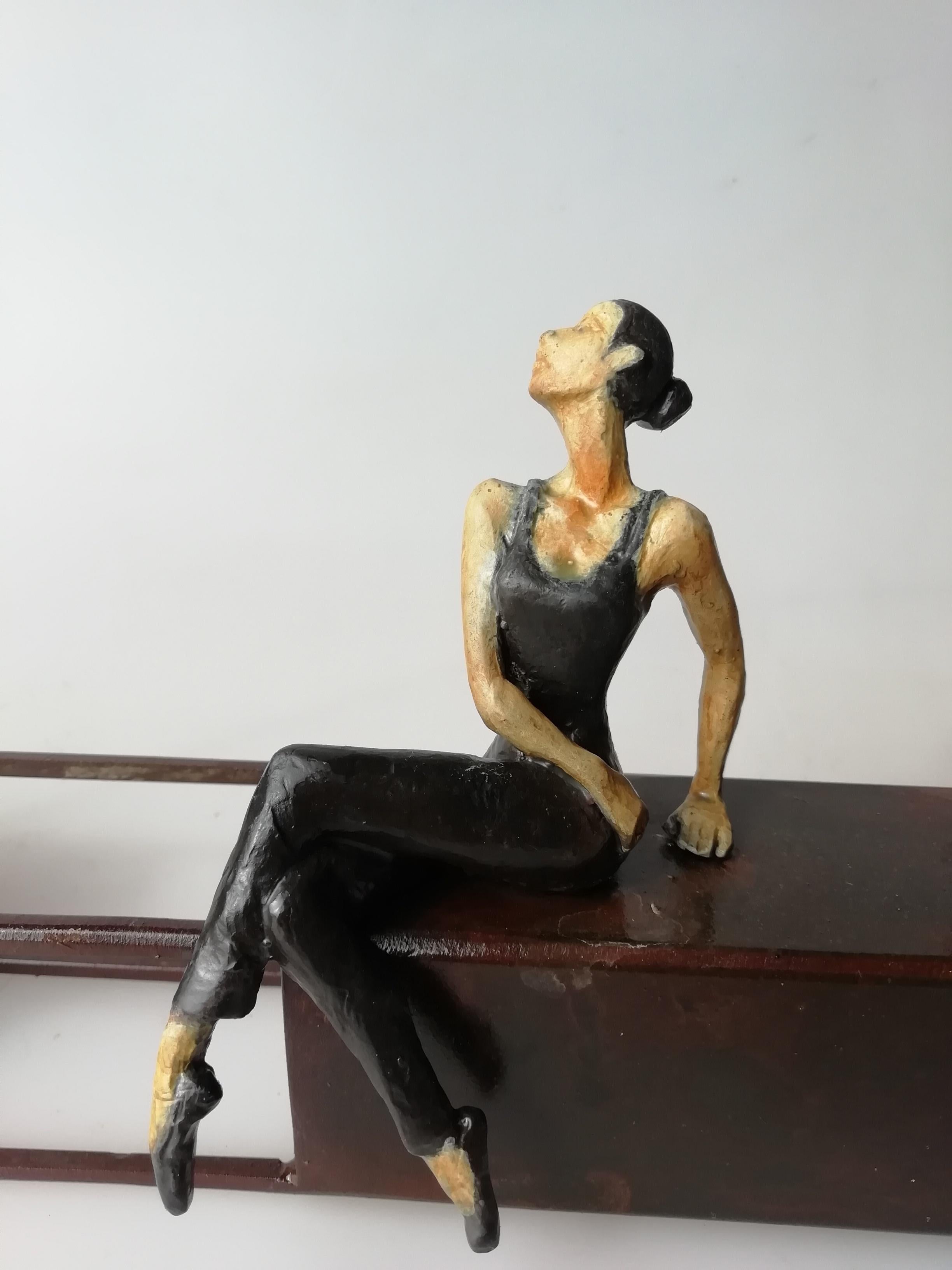 Table « Hope » contemporaine en bronze, sculpture murale figurative représentant une jeune fille en train de se sentir heureuse - Or Figurative Sculpture par Joan Artigas Planas