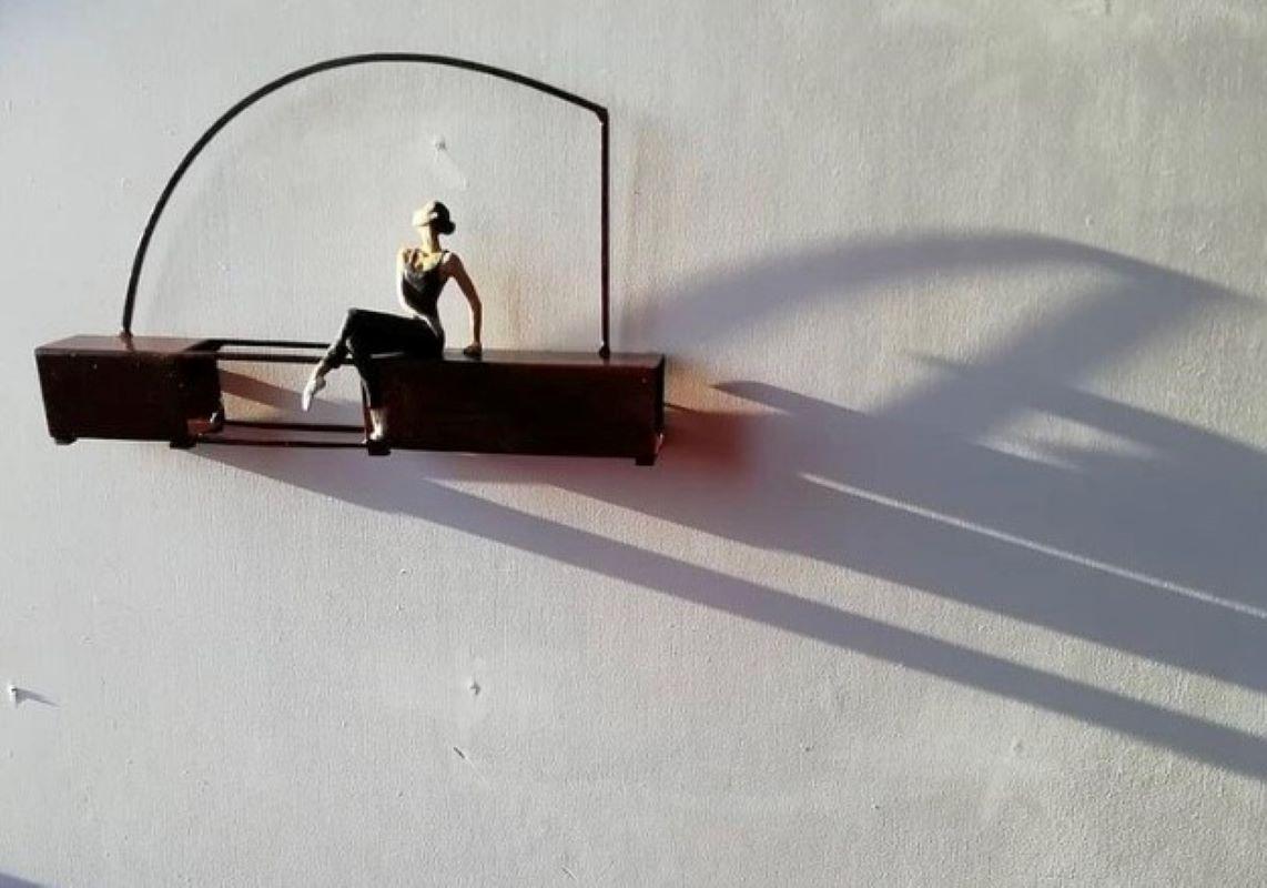 Hope è una scultura in bronzo con patina nera, collegata a una base in acciaio. L'edizione è di 25 copie. Questa scultura può essere appoggiata su una mensola o appesa alla parete. Joan vuole catturare la postura sensuale di una ragazza che si sente