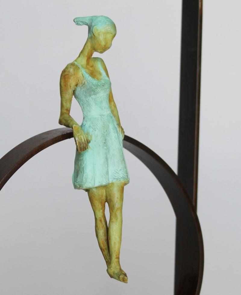 Zeitgenössische Bronze-Wandskulptur „Martona's Circle“, figuratives Mädchen, unbekleidet, „Martona“  (Gold), Figurative Sculpture, von Joan Artigas Planas