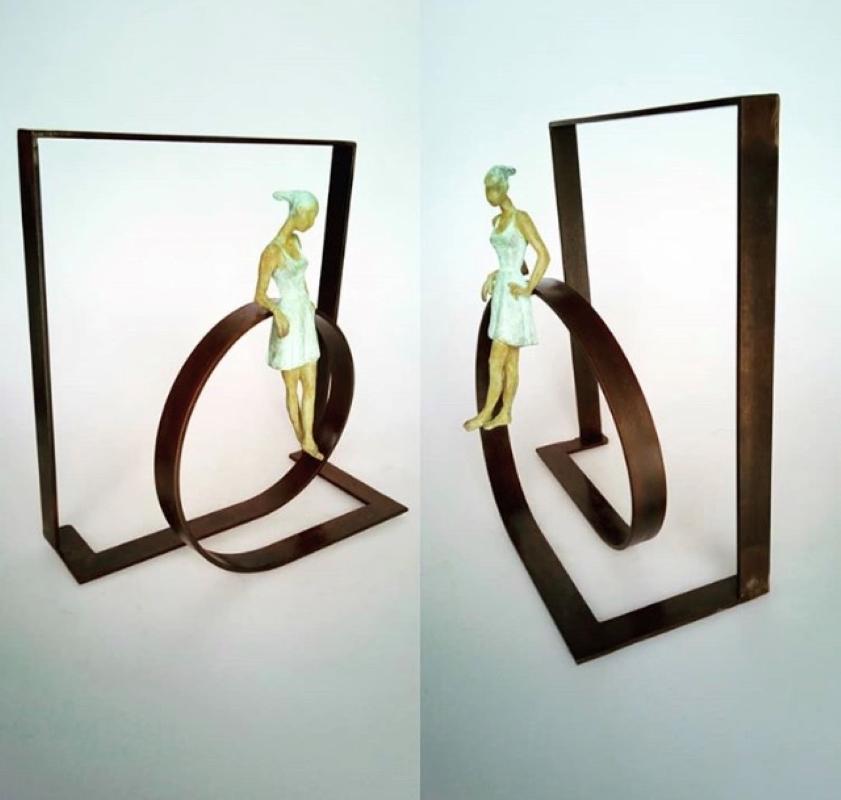 Le Circel de Martona est une sculpture en bronze à patine verte, elle est reliée à un socle en acier. Le tirage est de 50 exemplaires. Il s'agit d'une sculpture murale qui peut être posée sur une surface. Joan capture l'humeur d'une jeune fille