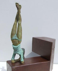 Zeitgenössischer Bronzetisch ""Balance III "", Wandskulptur, figuratives Mädchen- Yoga