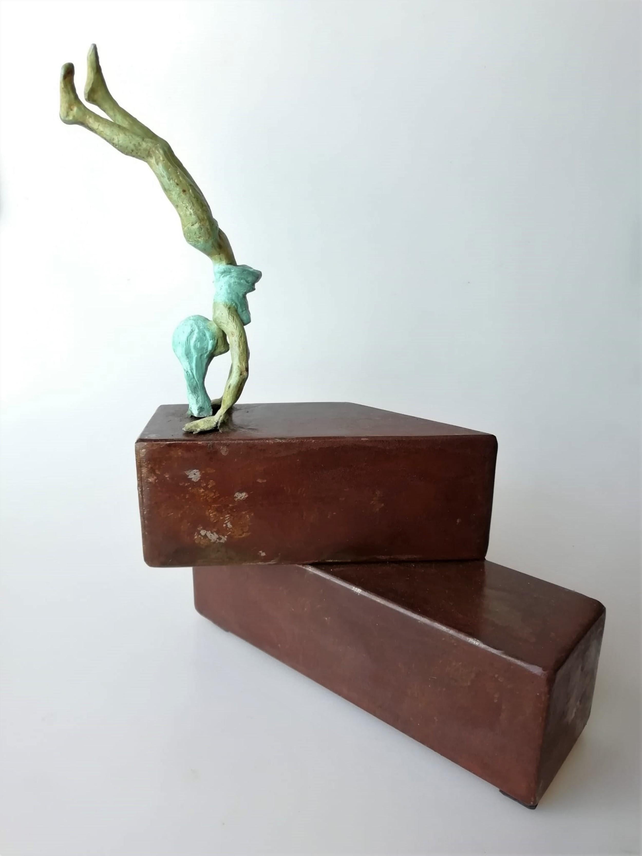 "Equilibrio IV " mesa contemporánea de bronce, escultura mural figurativa chica yoga