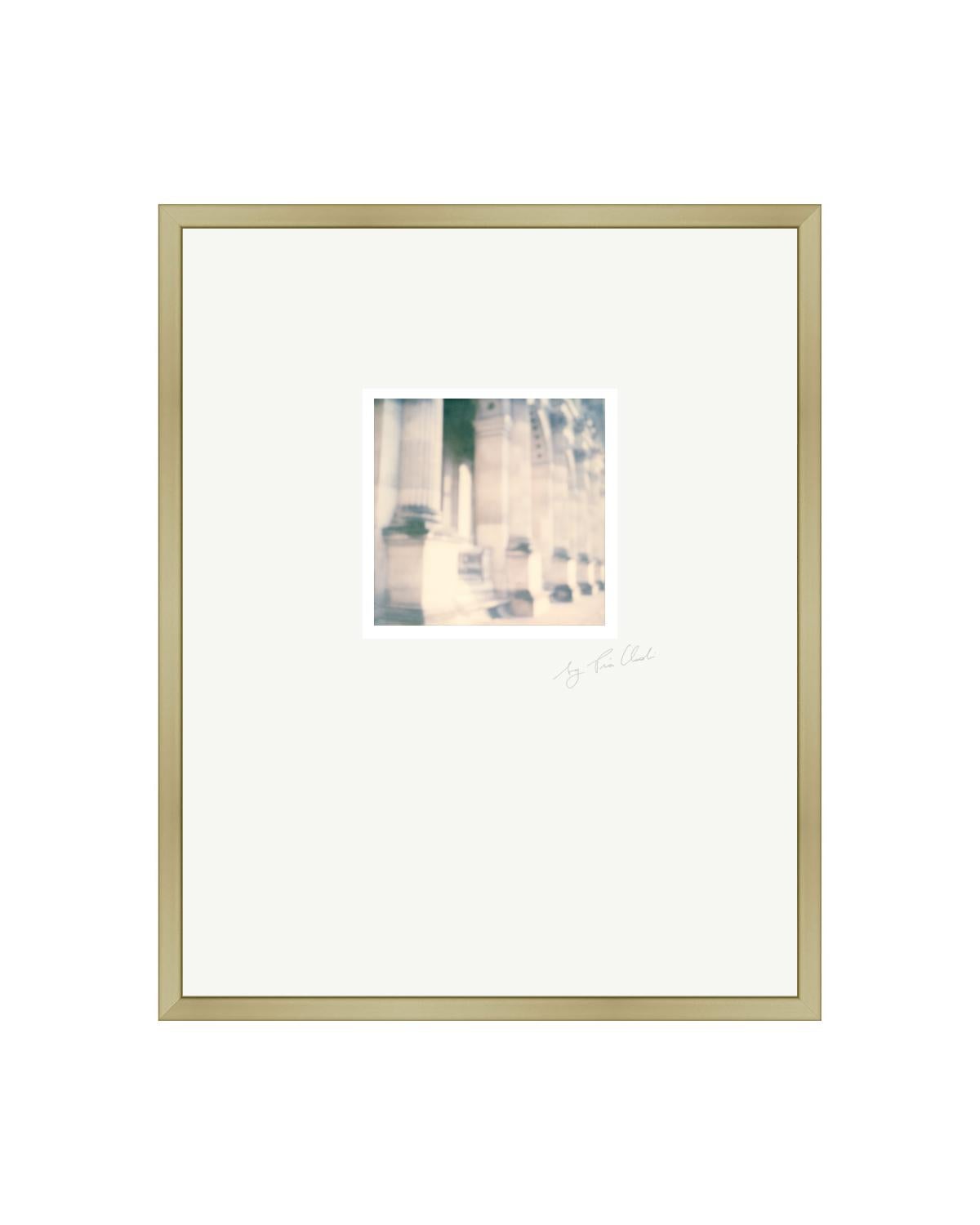 Pariser Spaziergänge III - Zeitgenössische Original gerahmte Landschaft Polaroid-Fotografie (Grau), Black and White Photograph, von Pia Clodi