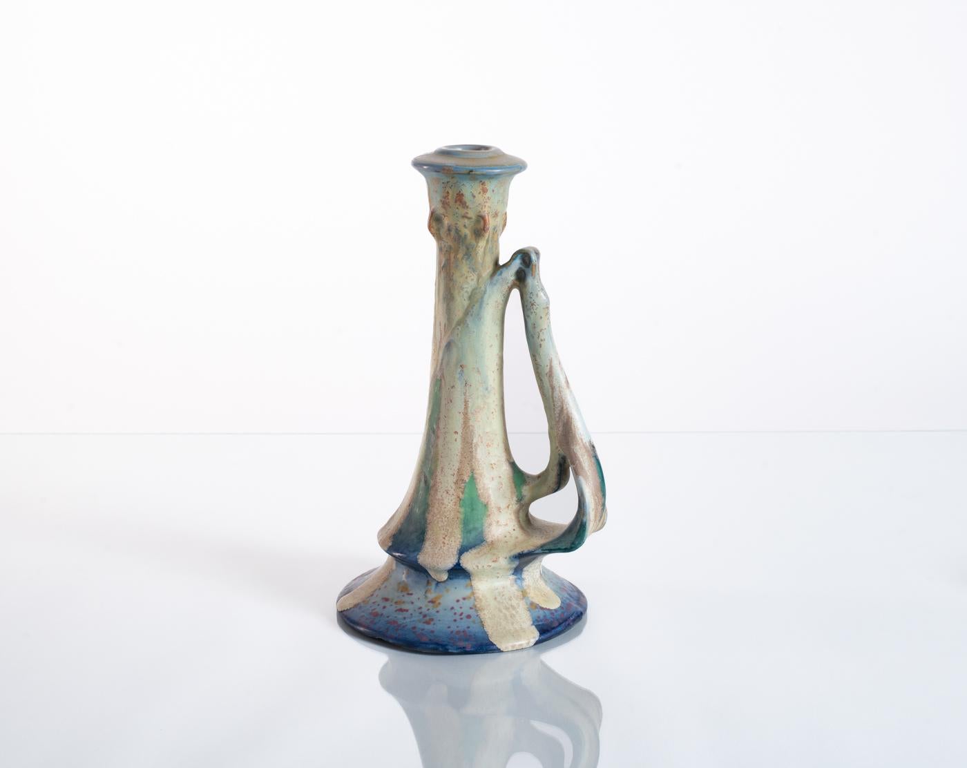Biomorpher Kerzenhalter mit experimenteller Glasur, hergestellt von RStk Amphora um 1900, ein Paul Dachsel zugeschriebener Entwurf. Handsigniert im Sockel mit einer RStK-Markierung, die anzeigt, dass dieses Stück auf der Töpferscheibe handgefertigt