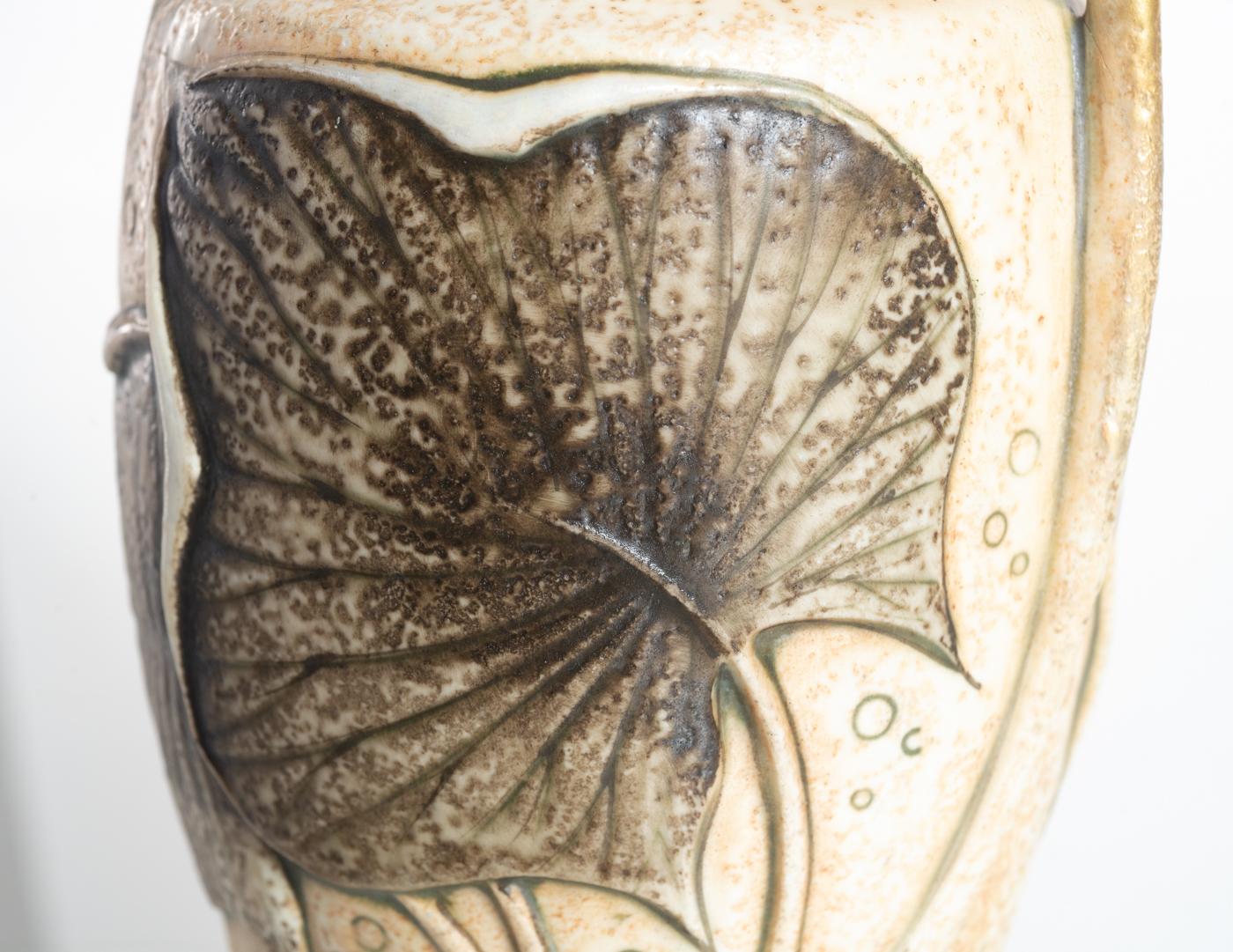 Amphora-Vase mit Wasserlilien von Ernst Wahliss, att. Paul Dachsel, ca. 1900 im Angebot 6