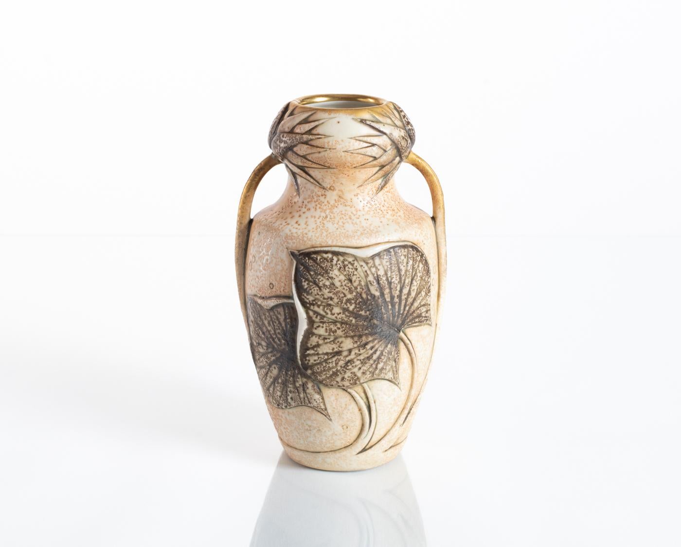 Amphora-Vase mit Wasserlilien von Ernst Wahliss, att. Paul Dachsel, ca. 1900 im Angebot 4
