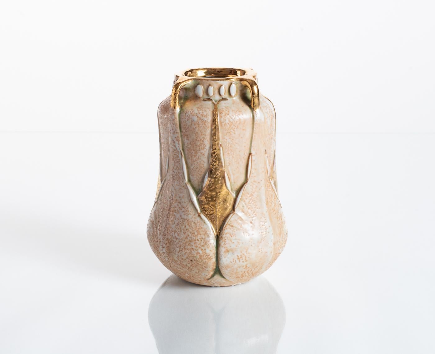 Amphora Vase with Ginkgo Leaves by Ernst Wahliss, att. Paul Dachsel, c. 1900 For Sale 3