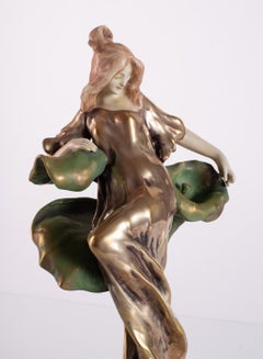 Dramática Amphora Ceramics con Doncella Art Nouveau en Ramo de Lirios c. 1900