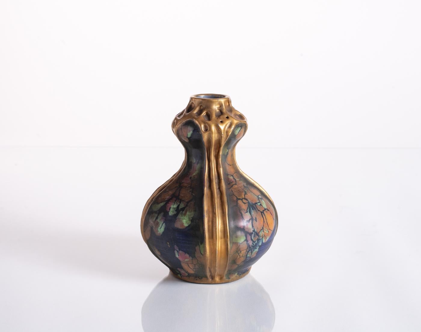 Aus der Serie Amphora, die unter dem Namen Confetti-Dekor bekannt wurde: eine zierliche Vase mit kobaltfarbener Unterglasurmalerei, die durch große Krakeleien grüne, orangefarbene und rosafarbene Flecken und dicke Goldfäden zur Ergänzung der