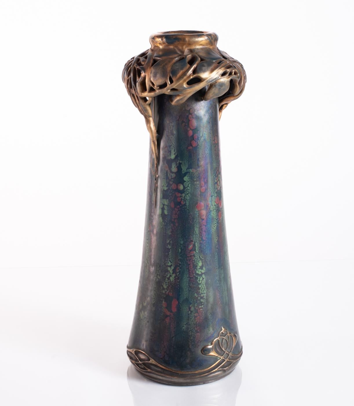 Grand vase Amphora avec une couronne florale entourant l'embouchure, descendant sur deux côtés dans un craquelé vert clair et rose, et terminé par un relief linéaire 
