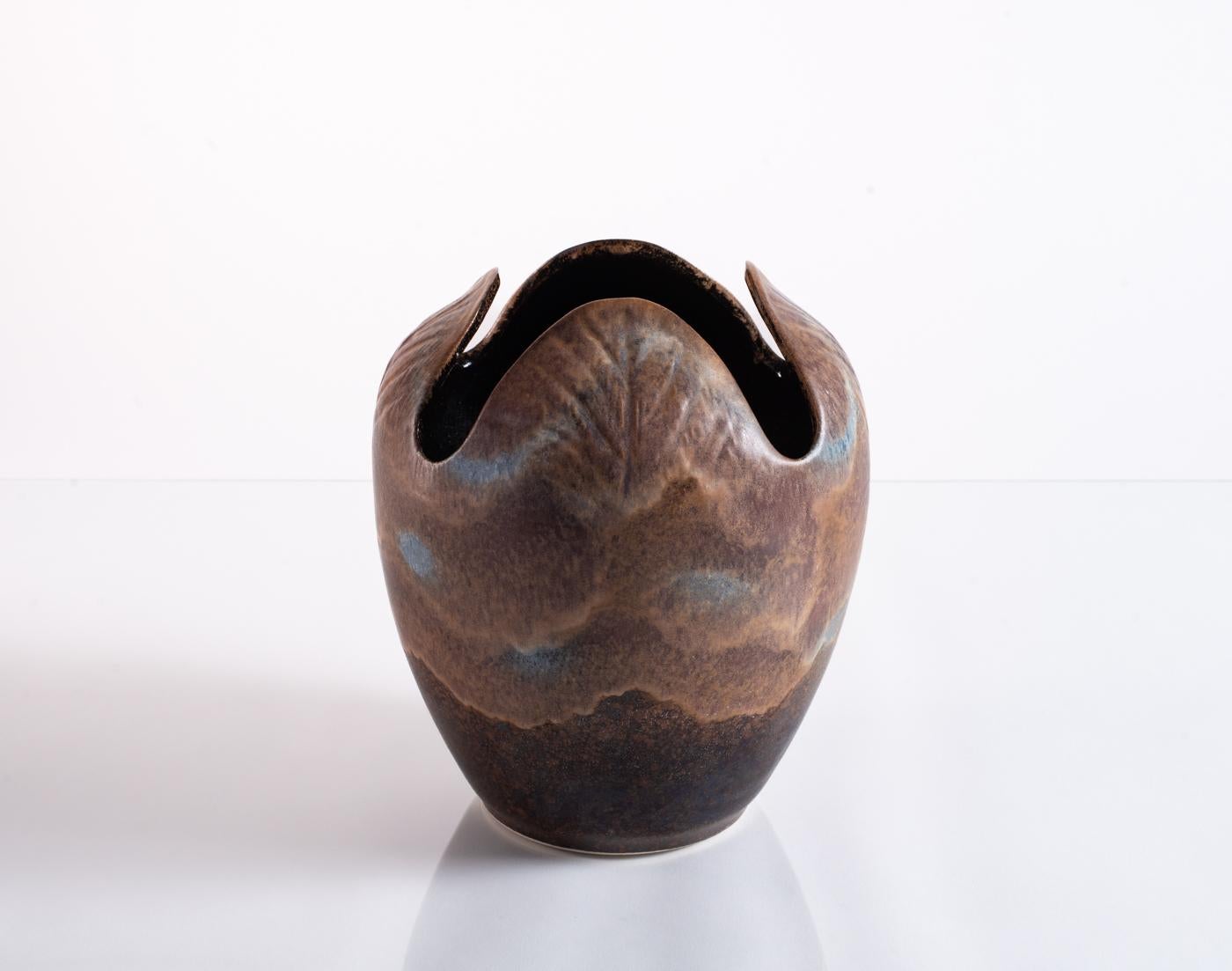 This naturalistic ceramic vase by Dümler & Breiden features a scalloped mouth that evokes both clams and waves, along with undulating, sand-colored glaze elements with hints of ocean blue. Stamped in the base, and numbered. Form 052/22.

Dümler &