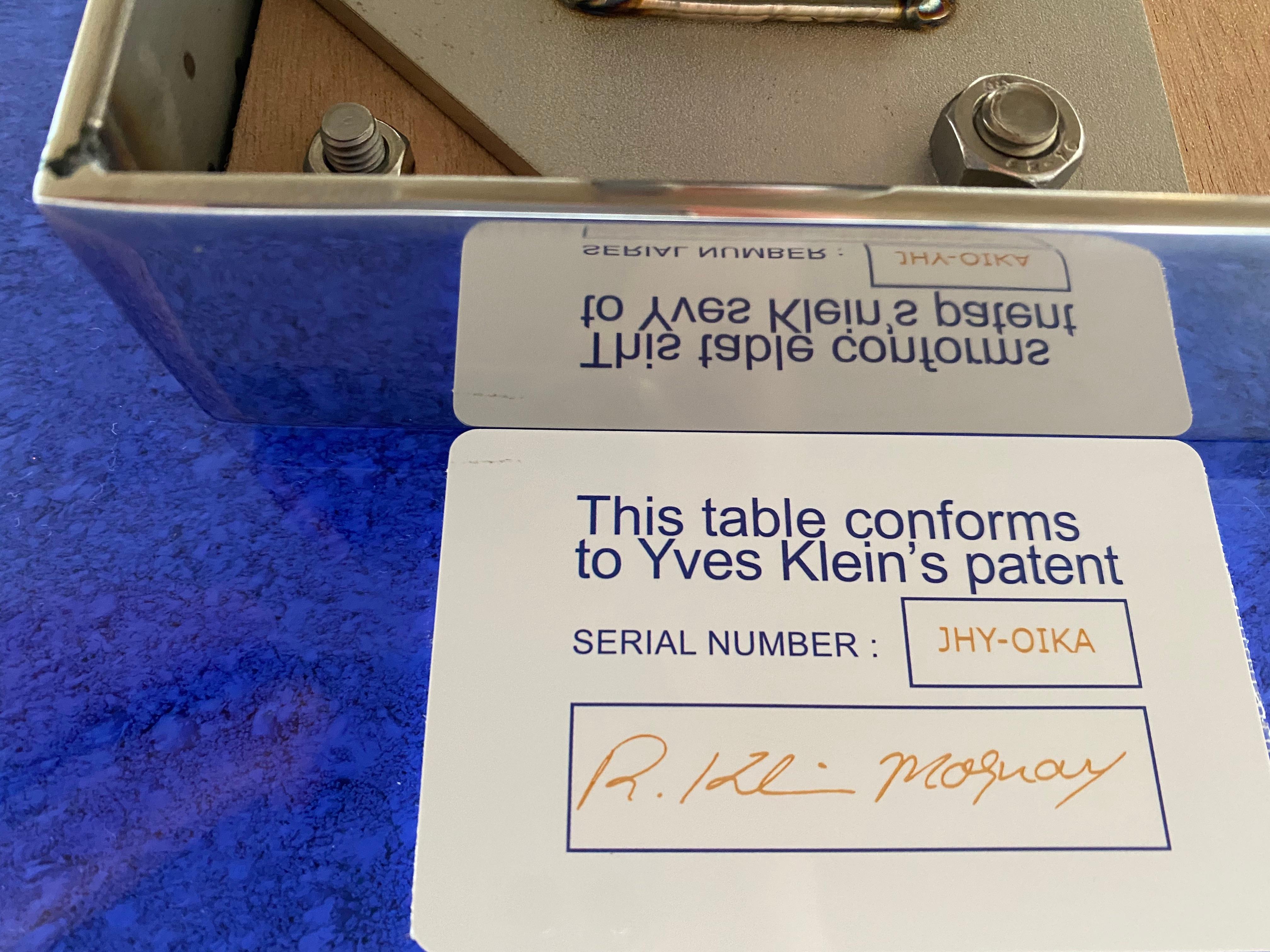 Table Bleu Klein IKB, Yves Klein, Table en verre pigmenté bleu, Contemporary, Design 2