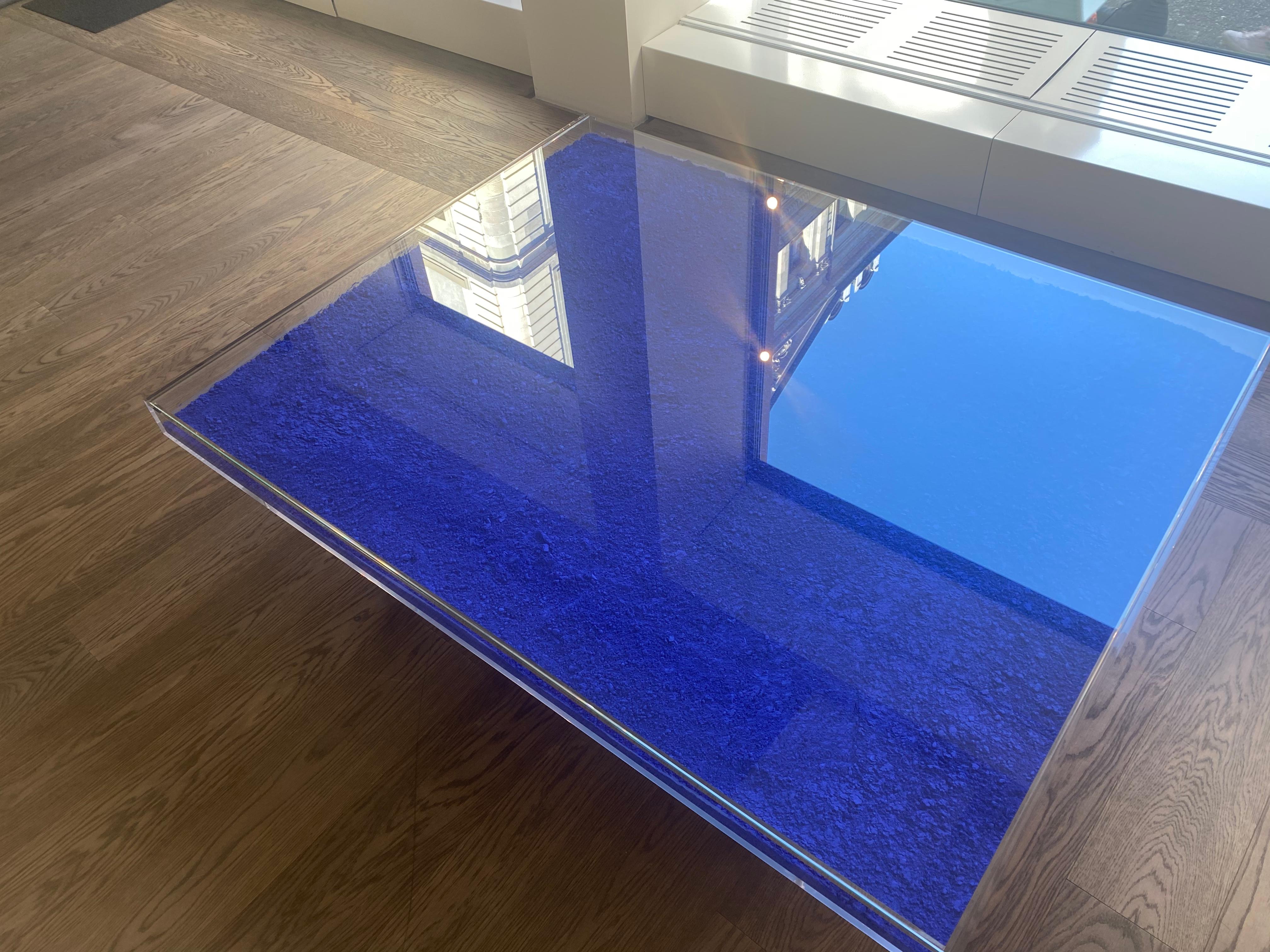 Table Bleu Klein IKB, Yves Klein, Table en verre pigmenté bleu, Contemporary, Design 3