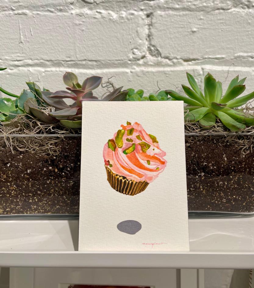 Petite aquarelle contemporaine de gâteau à dessert en forme de coupe de fraise rose avec pistachios - Art de Nancy Lamb 