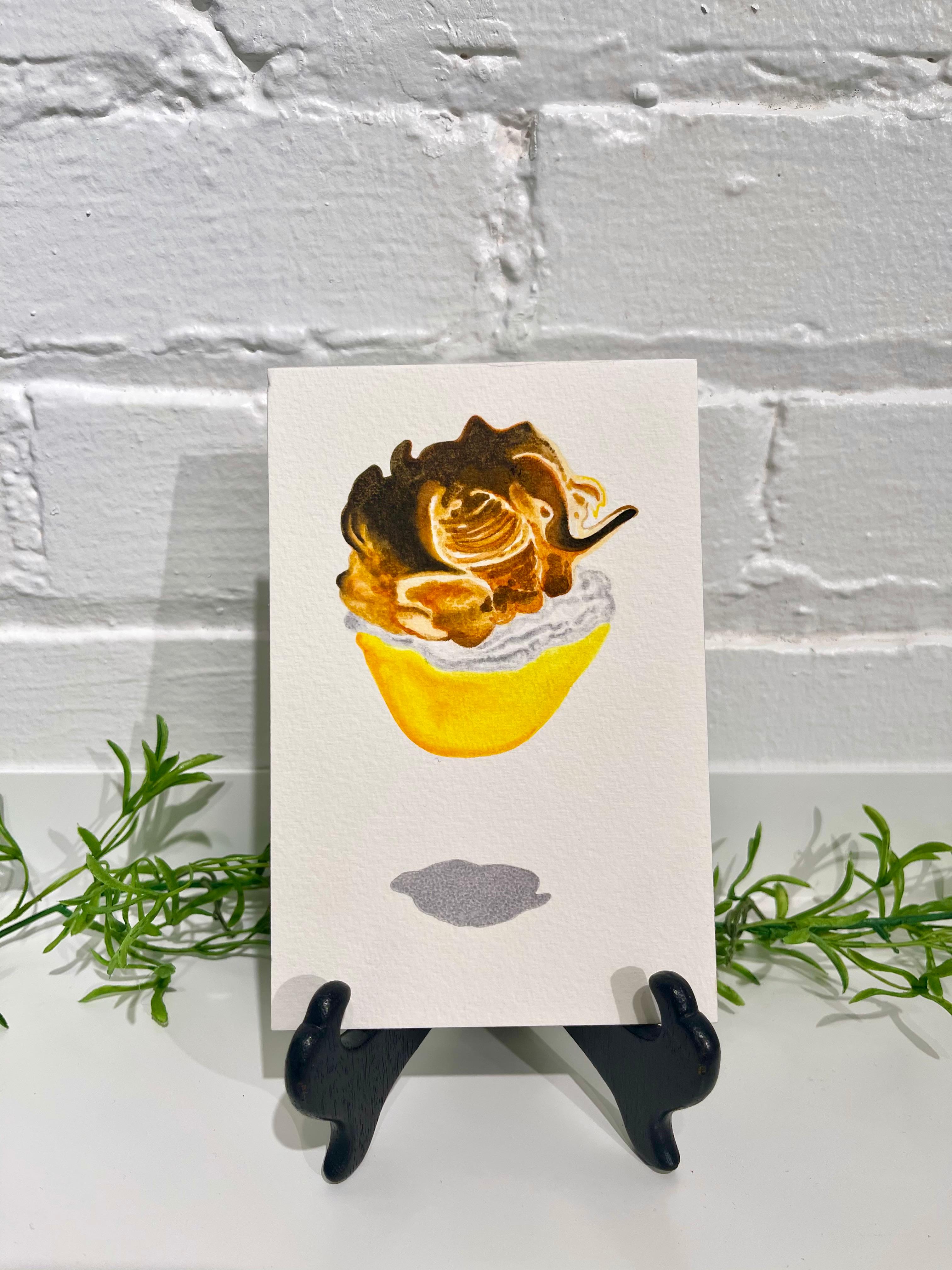 Zeitgenössisches Aquarell-Dessert auf Papier in Creme auf Puff, ideal für Küche/Bar – Art von Nancy Lamb 