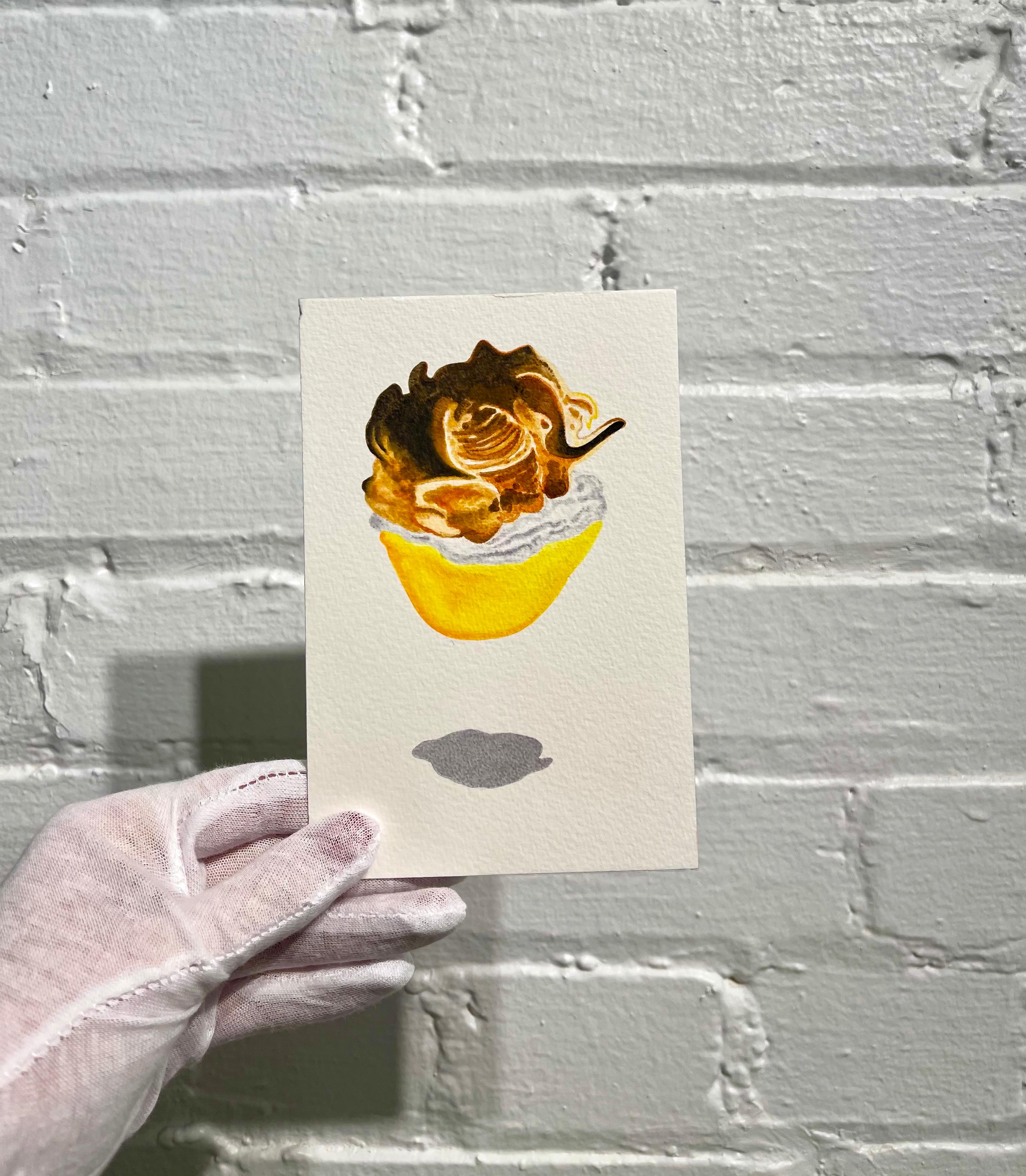 Petit dessert à manches bouffantes contemporain à l'aquarelle en crème sur papier, idéal pour la cuisine/le bar - Réalisme américain Art par Nancy Lamb 