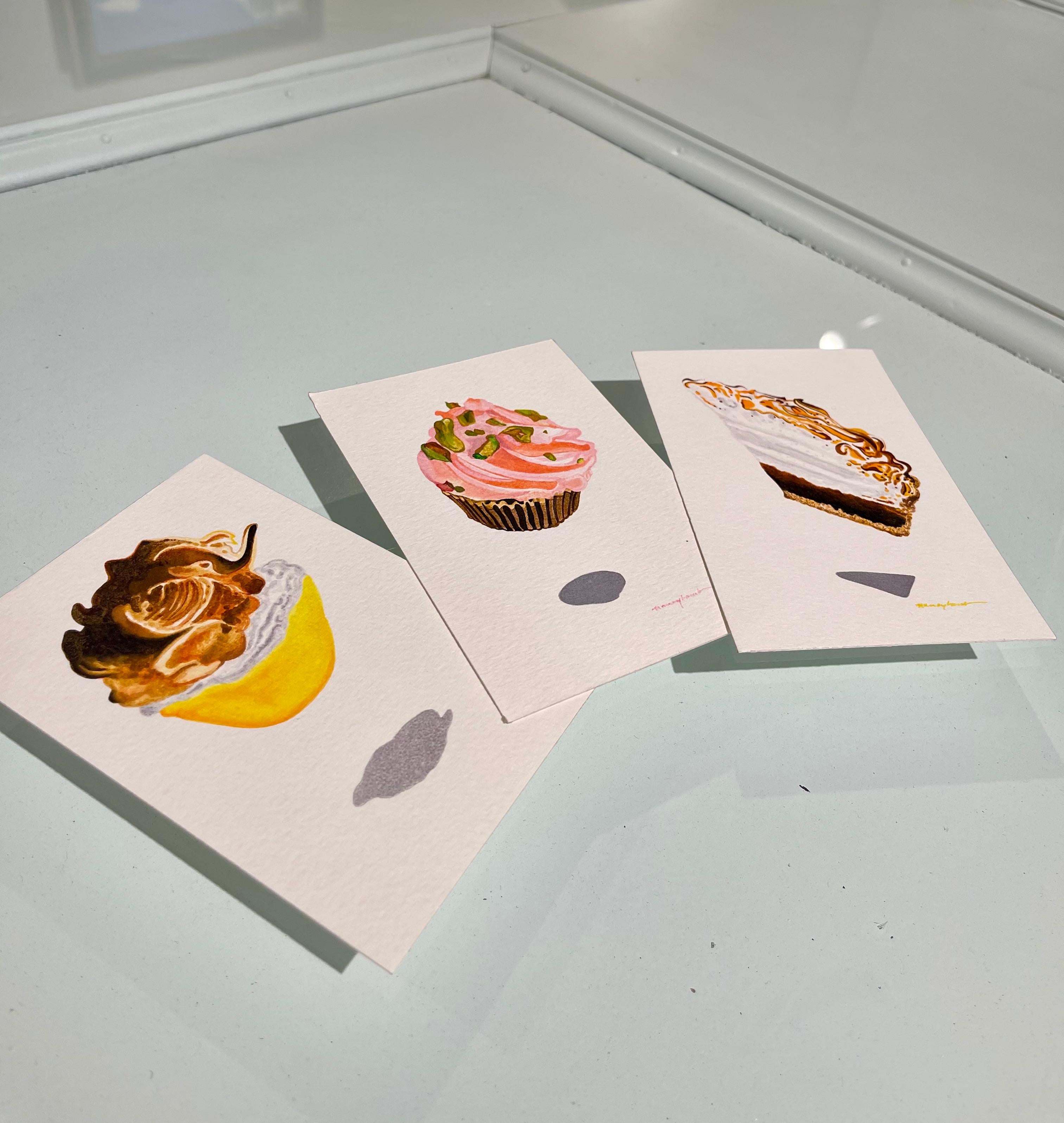 Zeitgenössisches Aquarell-Dessert auf Papier in Creme auf Puff, ideal für Küche/Bar (Weiß), Still-Life, von Nancy Lamb 
