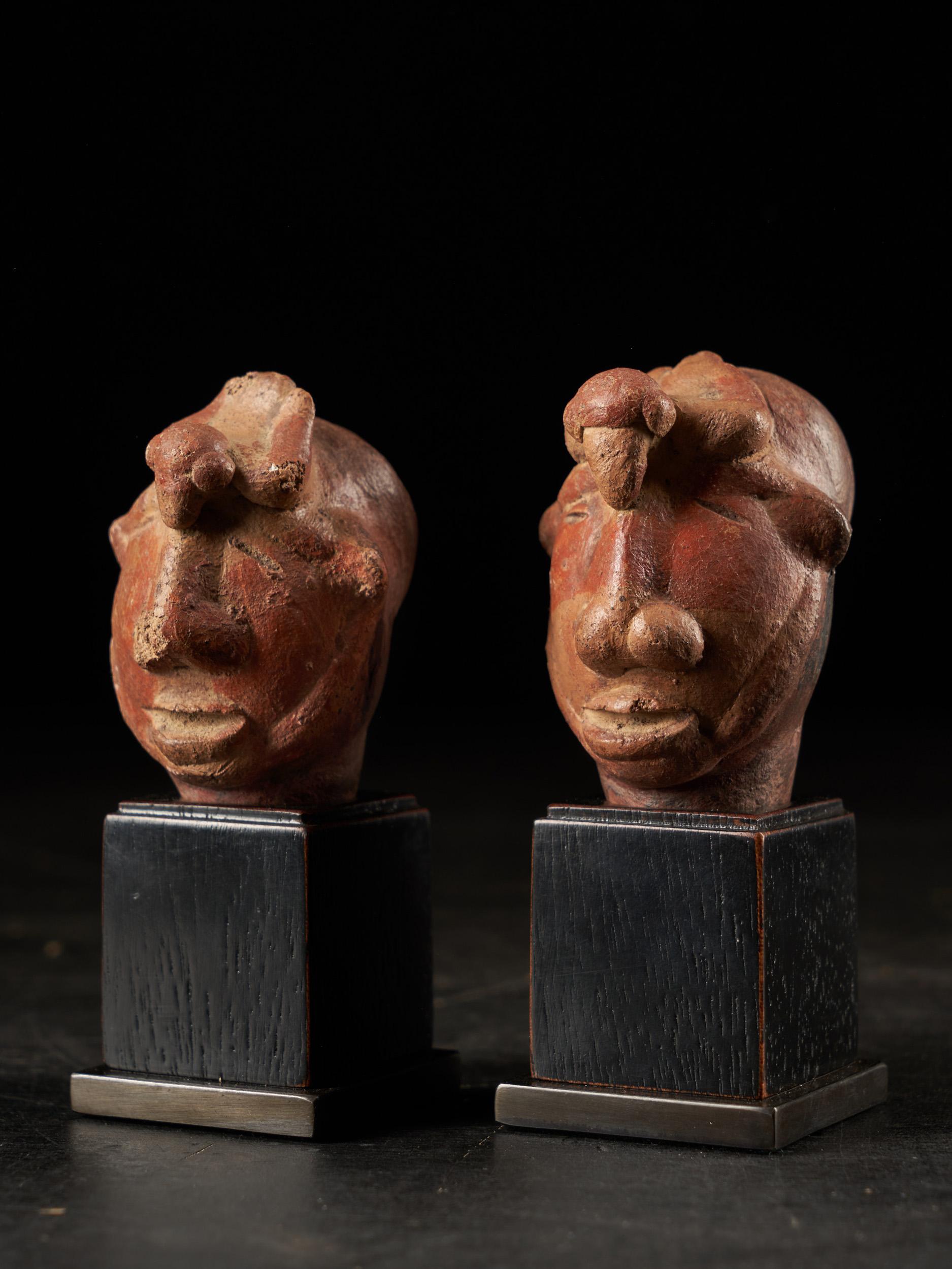 Unbekannter Miniatur-Terrakotta-Kopf aus Terrakotta – Art von Unknown