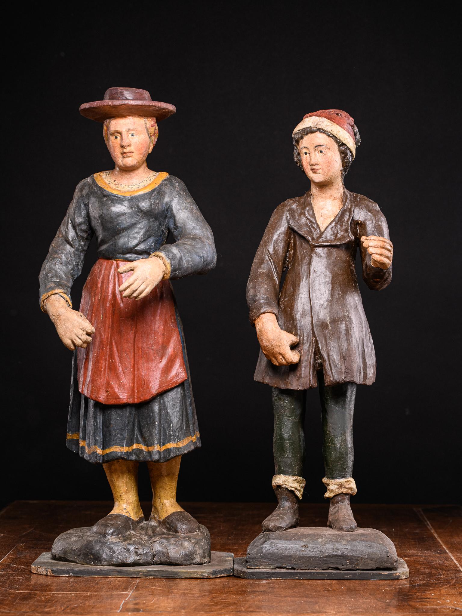 Paire de statues bretonnes en bois fruitier polychrom du 19me sicle reprsentant des pcheurs