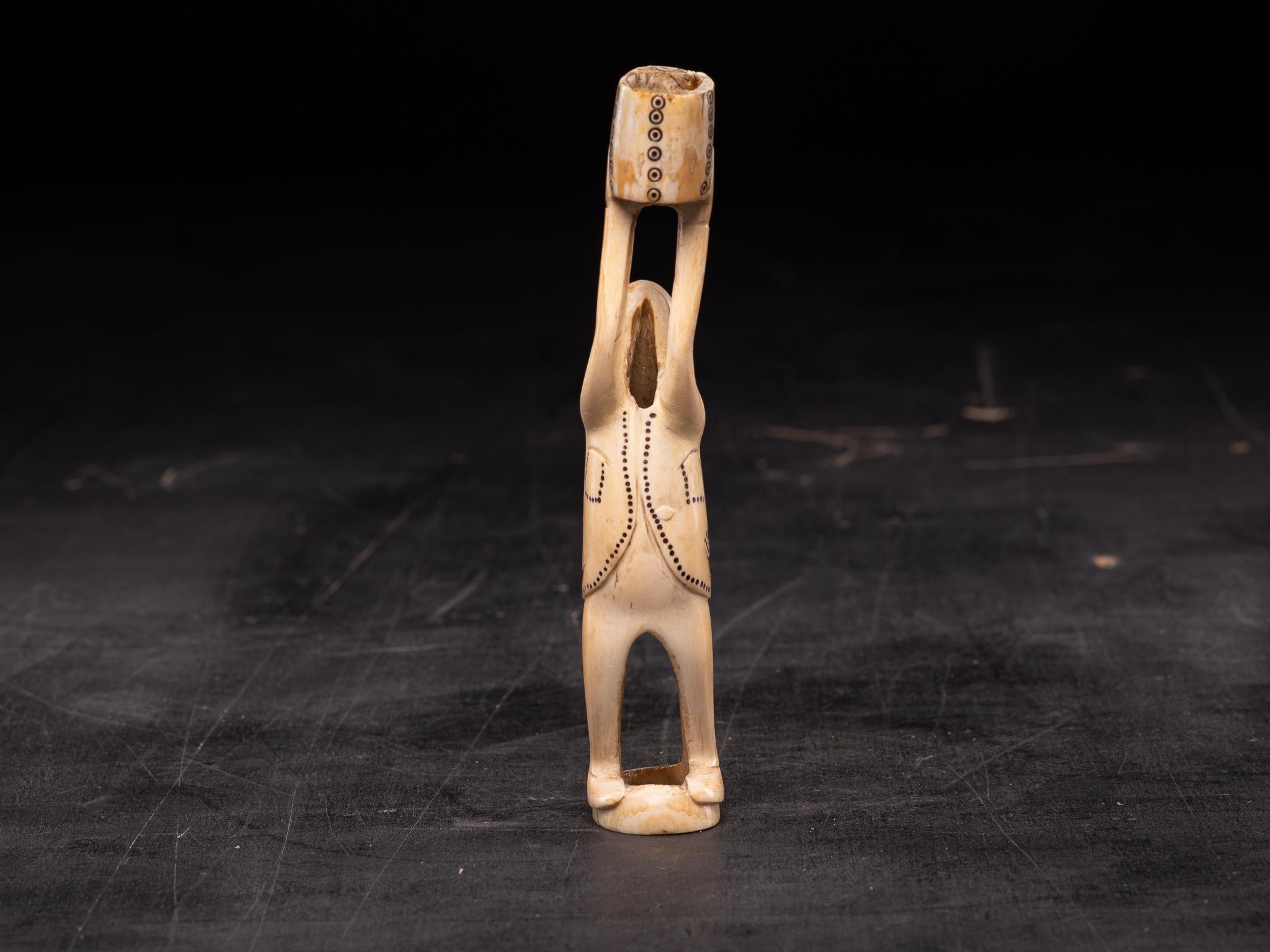 Coppia di statue maschili Inuit del XIX secolo scolpite in zanna di tricheco 1
