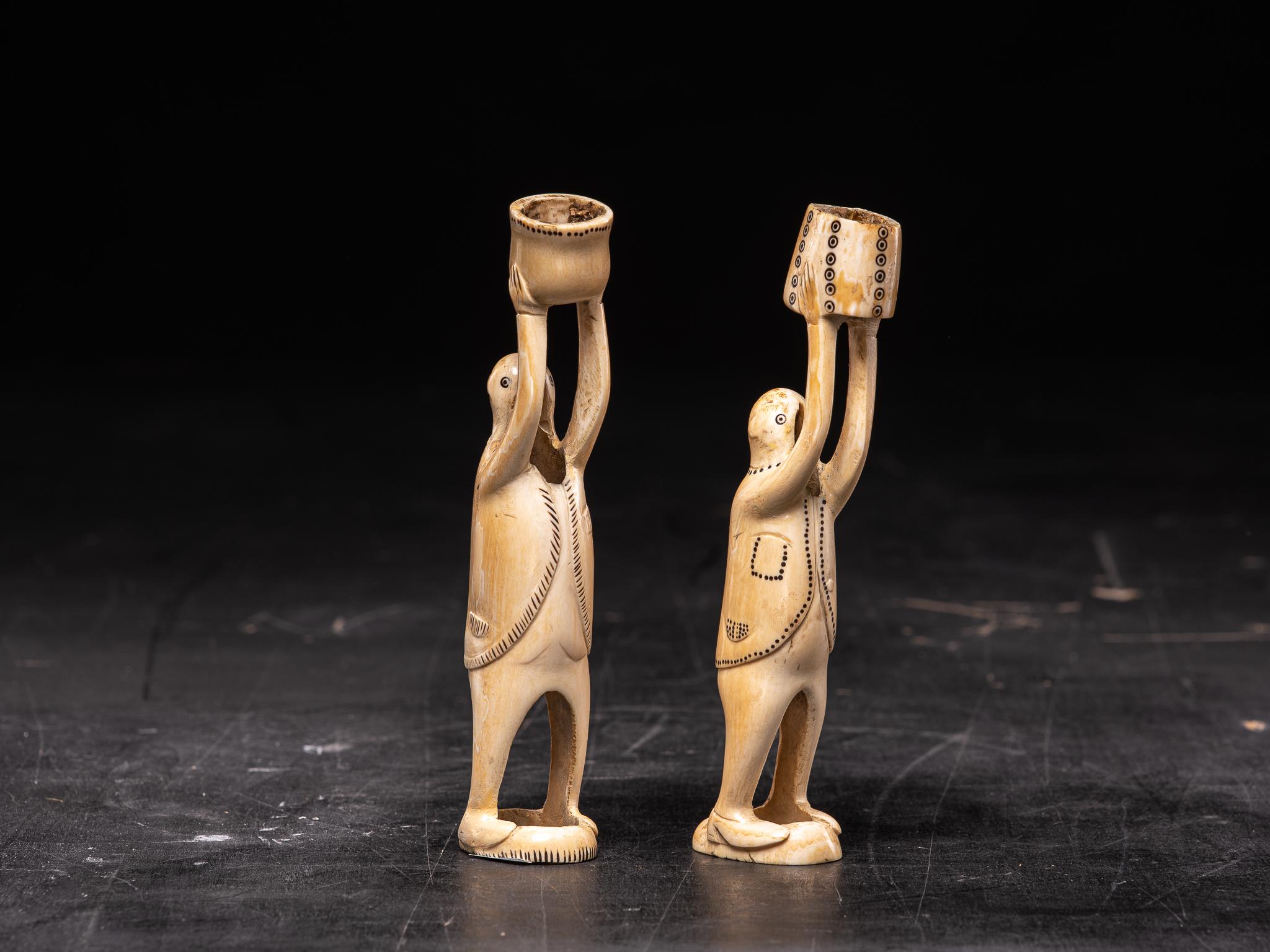 Coppia di statue maschili Inuit del XIX secolo scolpite in zanna di tricheco 5