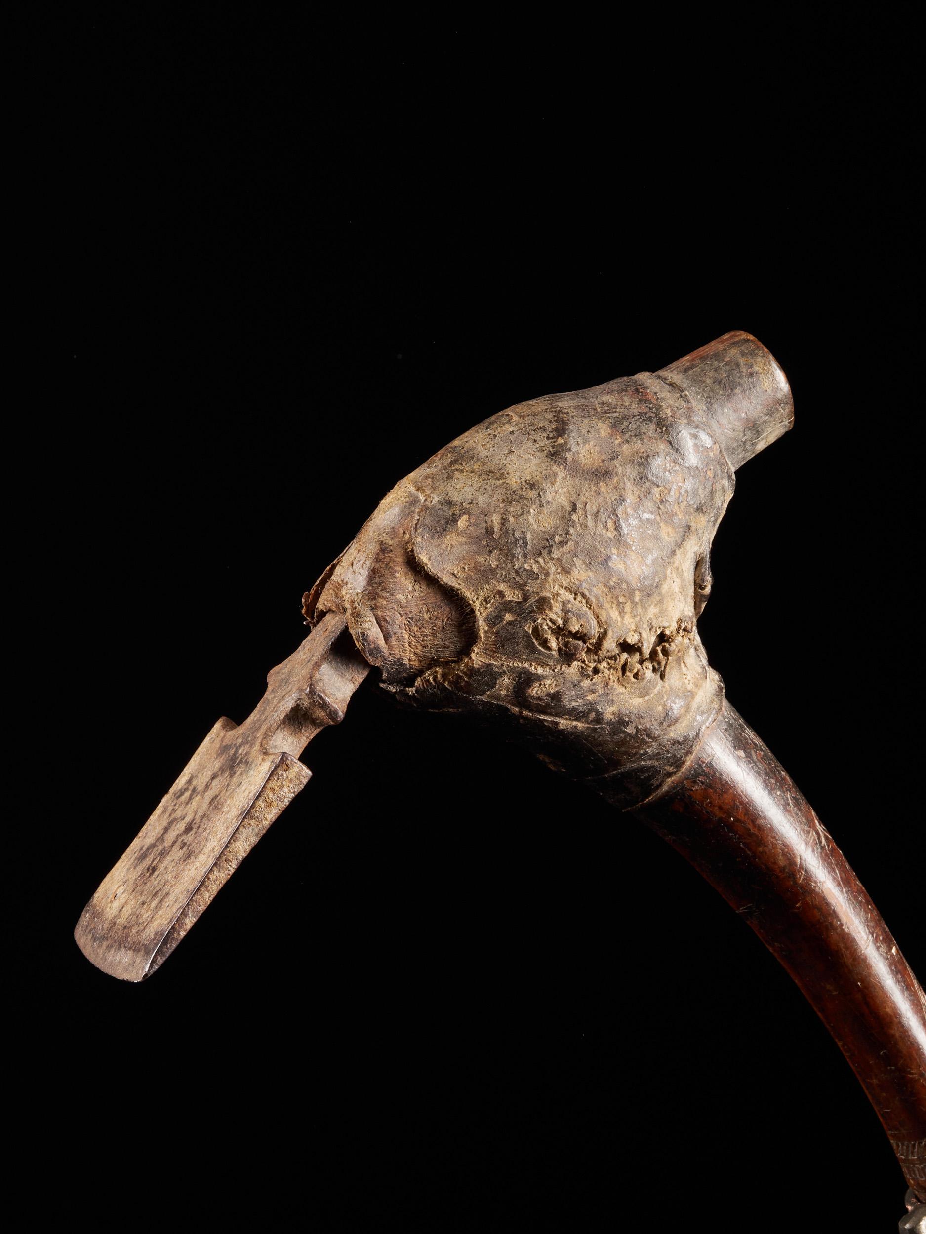 Ein Beil ist ein Schneidwerkzeug, das einer Axt ähnelt, dessen Schneide jedoch nicht parallel, sondern senkrecht zum Stiel verläuft. Prähistorische Māori-Stecheisen aus Neuseeland, die zum Schnitzen von Holz verwendet wurden, waren aus Nephrit (auch