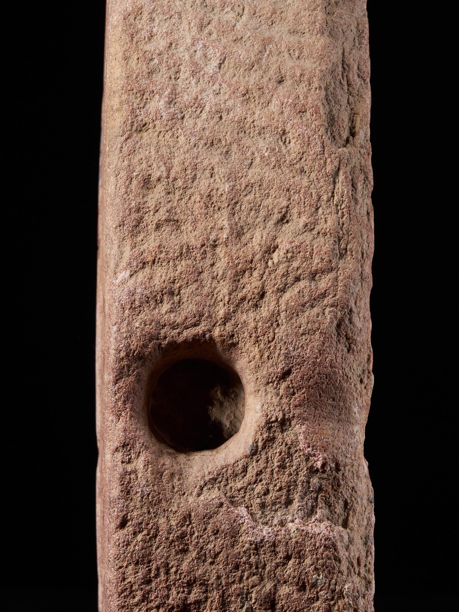 Ancienne pierre de moulin à pierre rouge du village du Ghana, très probablement du Ghana. en vente 2