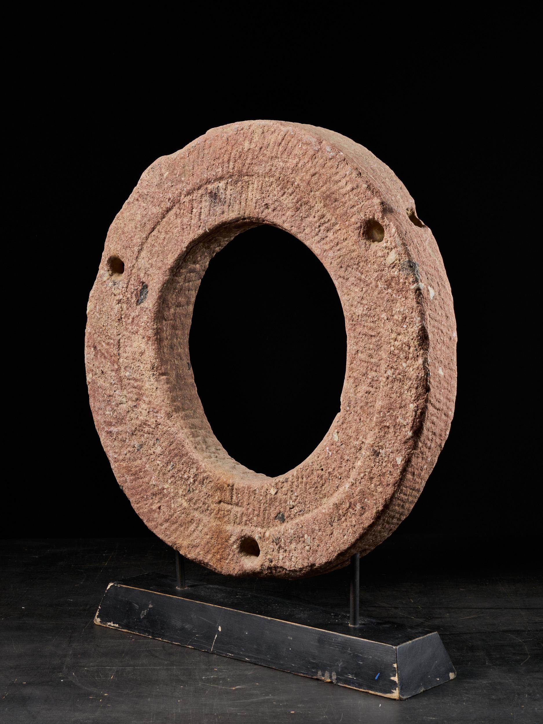 Ancienne pierre de moulin à pierre rouge du village du Ghana, très probablement du Ghana. en vente 10