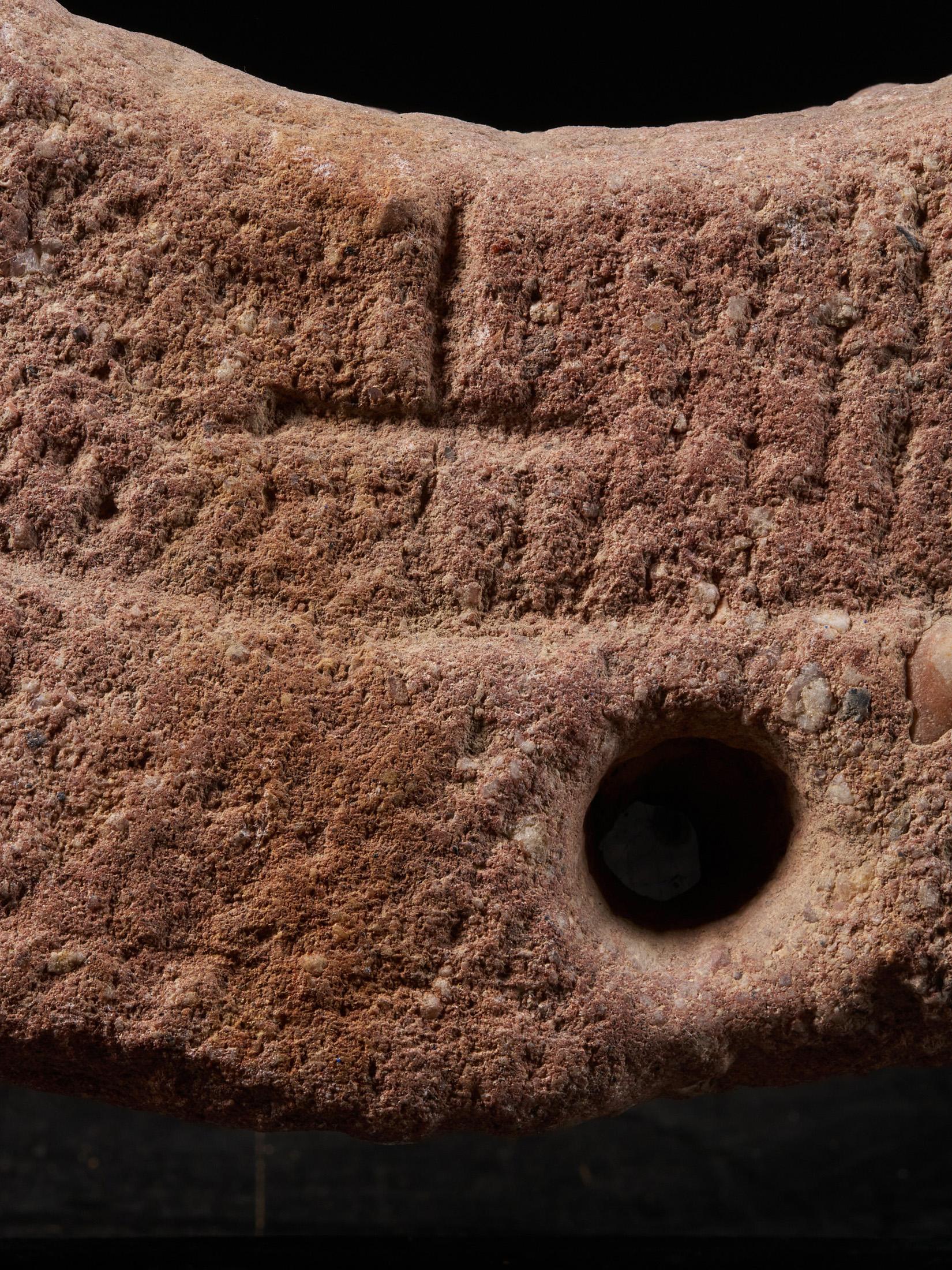 Ancienne pierre de moulin à pierre rouge du village du Ghana, très probablement du Ghana. en vente 5