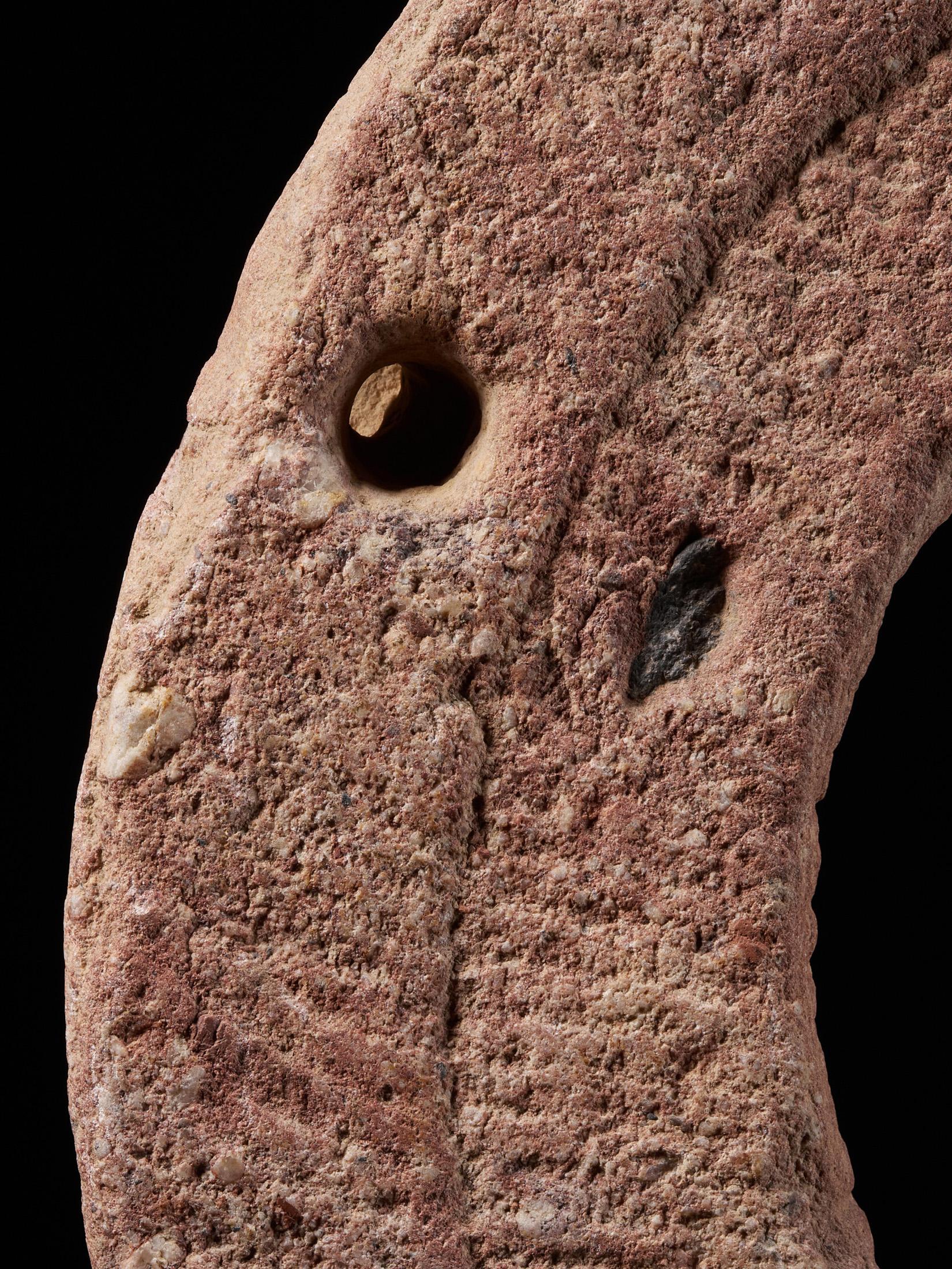 Ancienne pierre de moulin à pierre rouge du village du Ghana, très probablement du Ghana. en vente 8