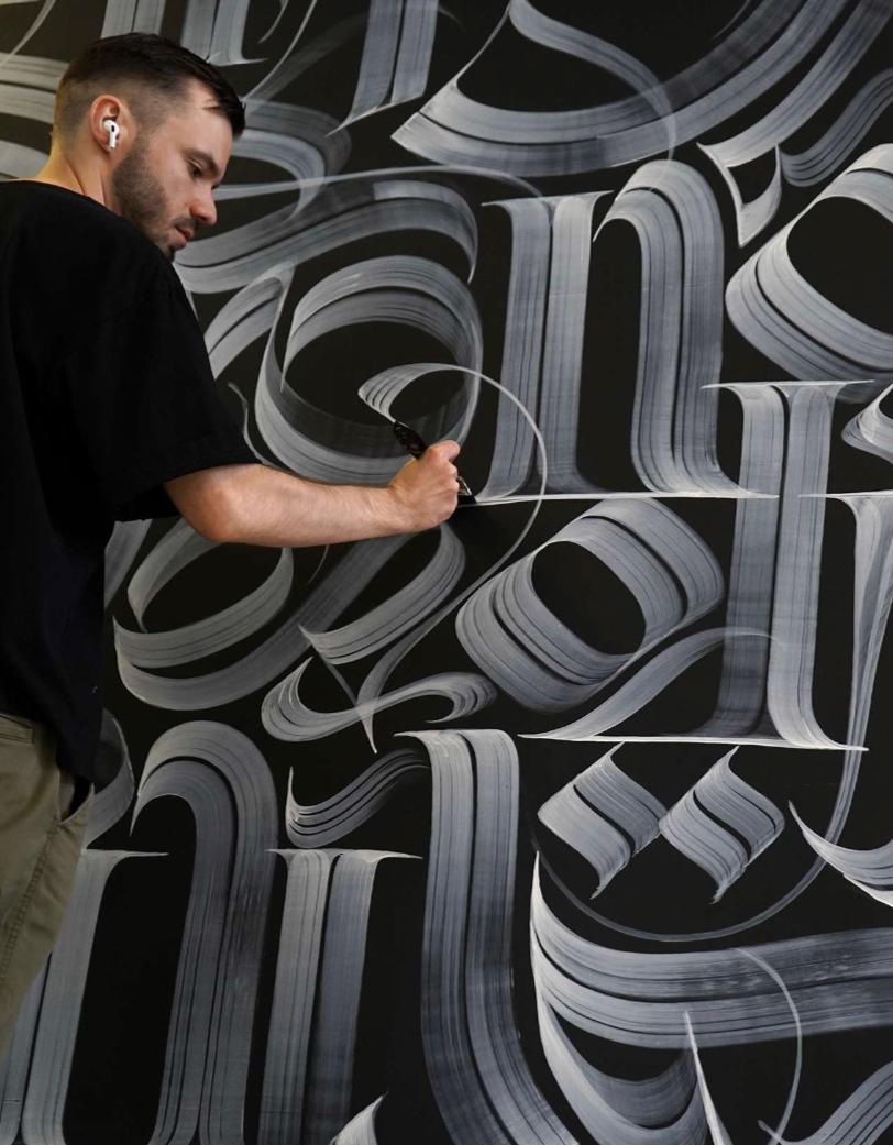 Depuis 2015, il étudie et travaille activement la technique de la calligraphie moderne.
Le travail de l'artiste est un mélange de calligraphie contemporaine, de graffiti, de design et de typographie. Sa Directional peut être définie comme un art