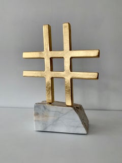 Hashtag-Symbol:: Stahl und Marmor:: Stahltisch-Symbol Gold und weiße Skulptur