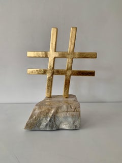 Hashtag-Symbol:: Stahl und Marmor:: Stahltisch-Symbol Gold und weiße Skulptur