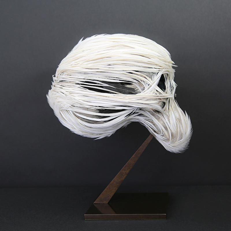 Charlette white feathers skull vanité, on resin sculpture  Laurence Le Constant 9