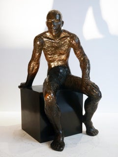 Philosophe, figurative sculpture in bronze, seated man on a cube by Maguy Banq