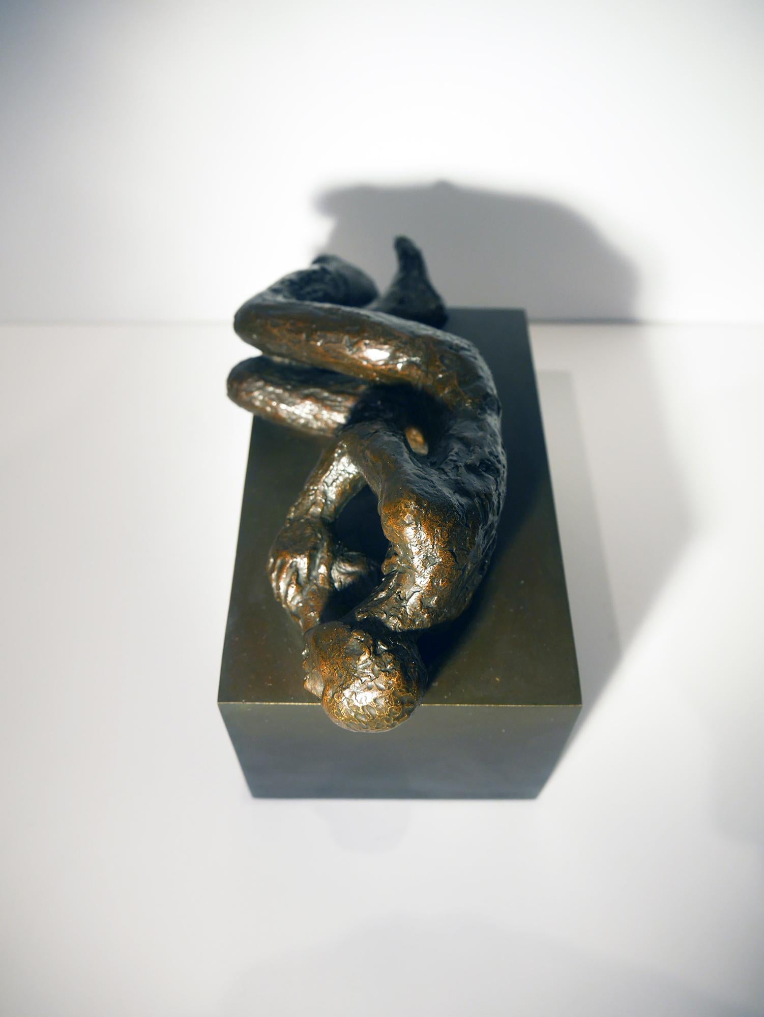 Le dormeur, figurative bronze sculpture by Maguy Banq minimalist man sleeping For Sale 1