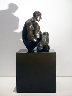 Méditatif minimalist figurative bronze Maguy Banq male nude sculpture seating