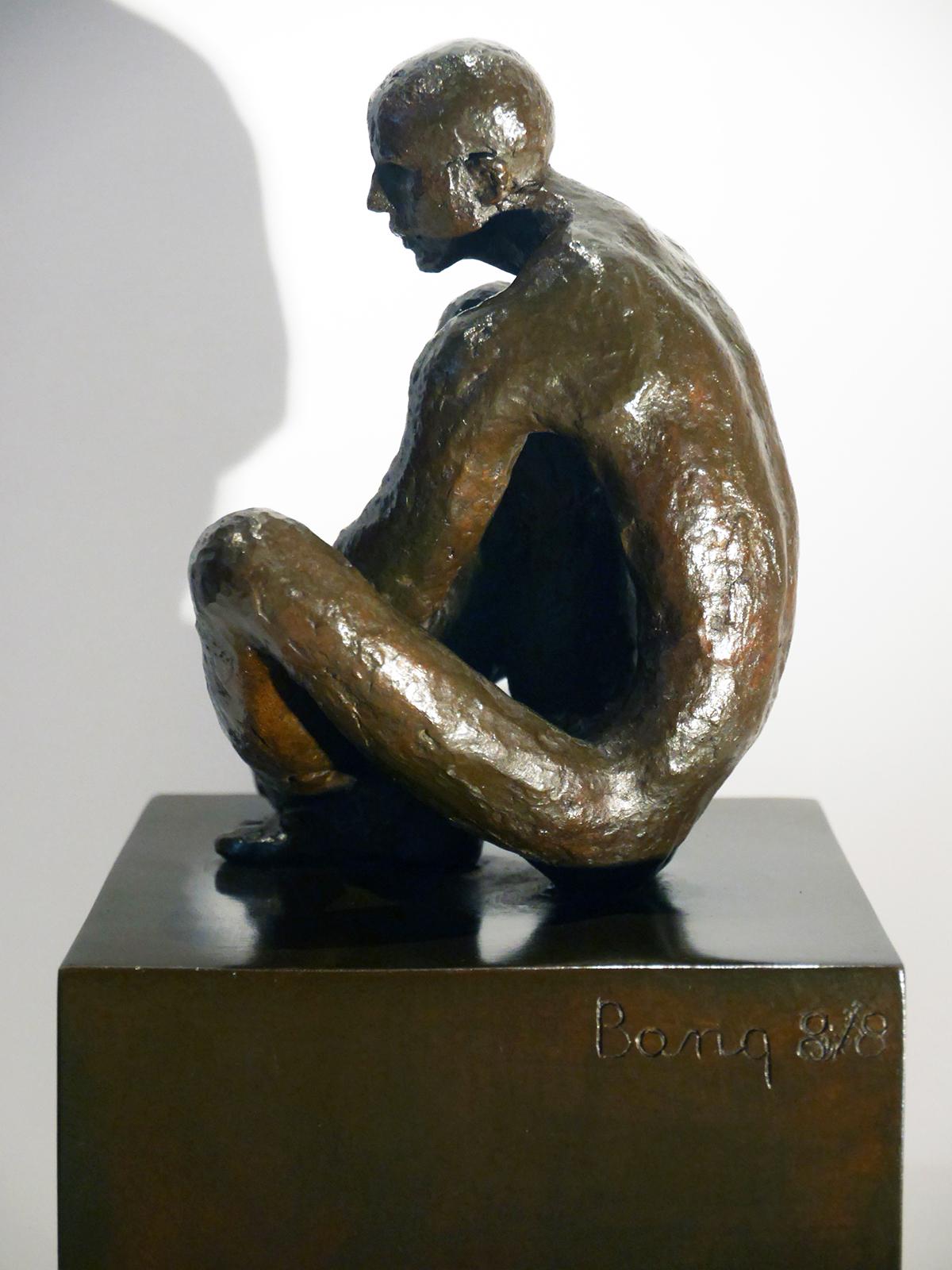 Méditatif minimalist figurative bronze Maguy Banq male nude sculpture seating  For Sale 1