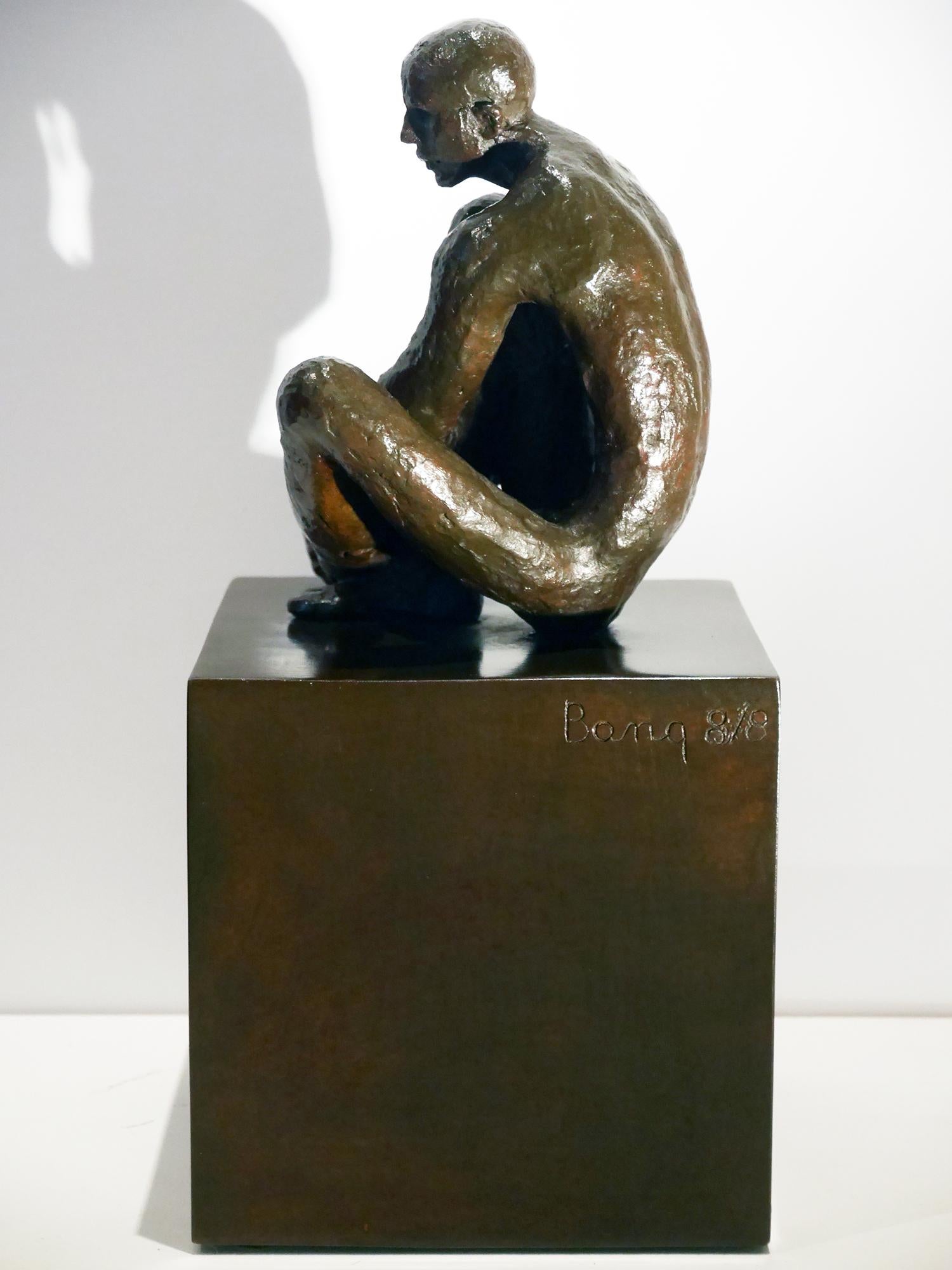 Méditatif minimalist figurative bronze Maguy Banq male nude sculpture seating  For Sale 2