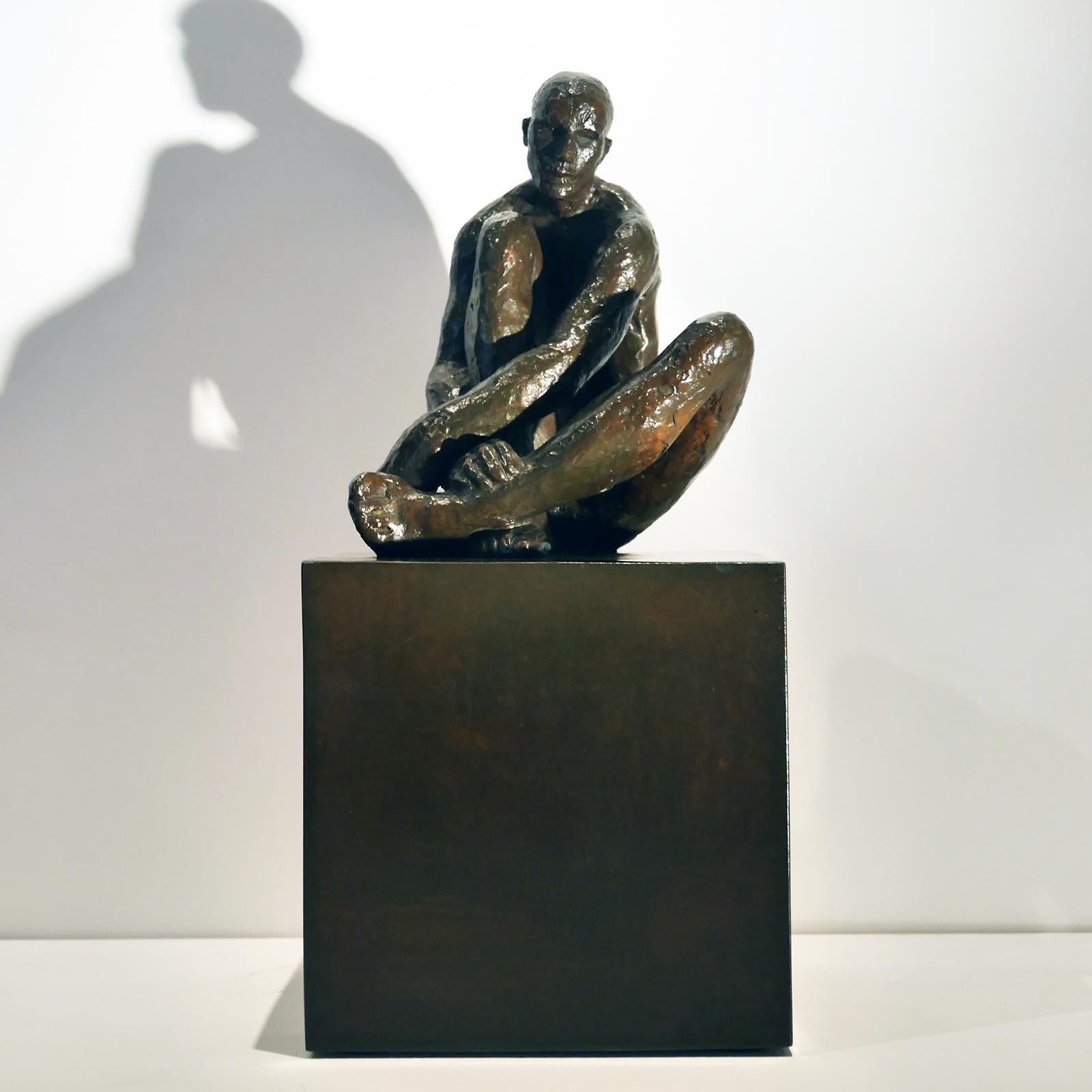 Méditatif minimalist figurative bronze Maguy Banq male nude sculpture seating 