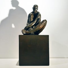 Méditatif minimalist figurative bronze Maguy Banq male nude sculpture seating