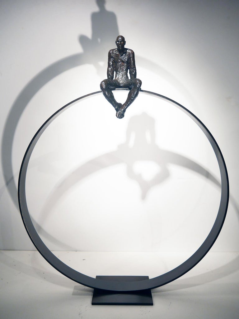 Maguy Banq Figurative Sculpture - L'observateur, bronze and iron