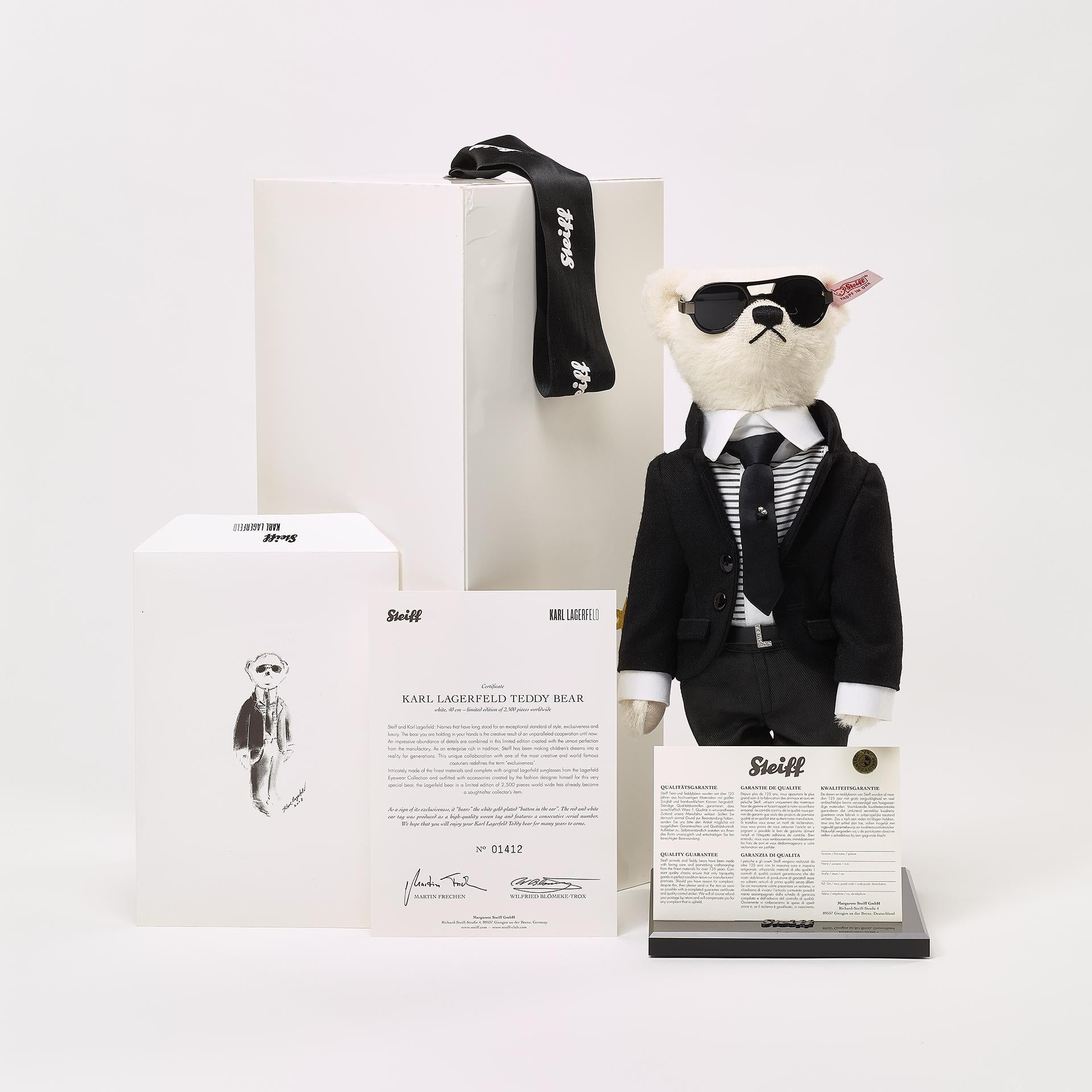 Karl Lagerfeld ( 1933 -2019 ) 
Ours en peluche Steiff à l'effigie de Karl Lagerfeld 