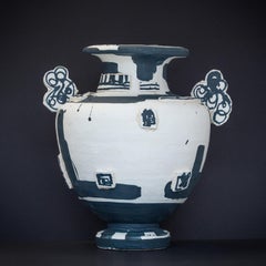 Dopo Amphora White & Navy, Amy Hughes, 2023, vaso in gres costruito a mano